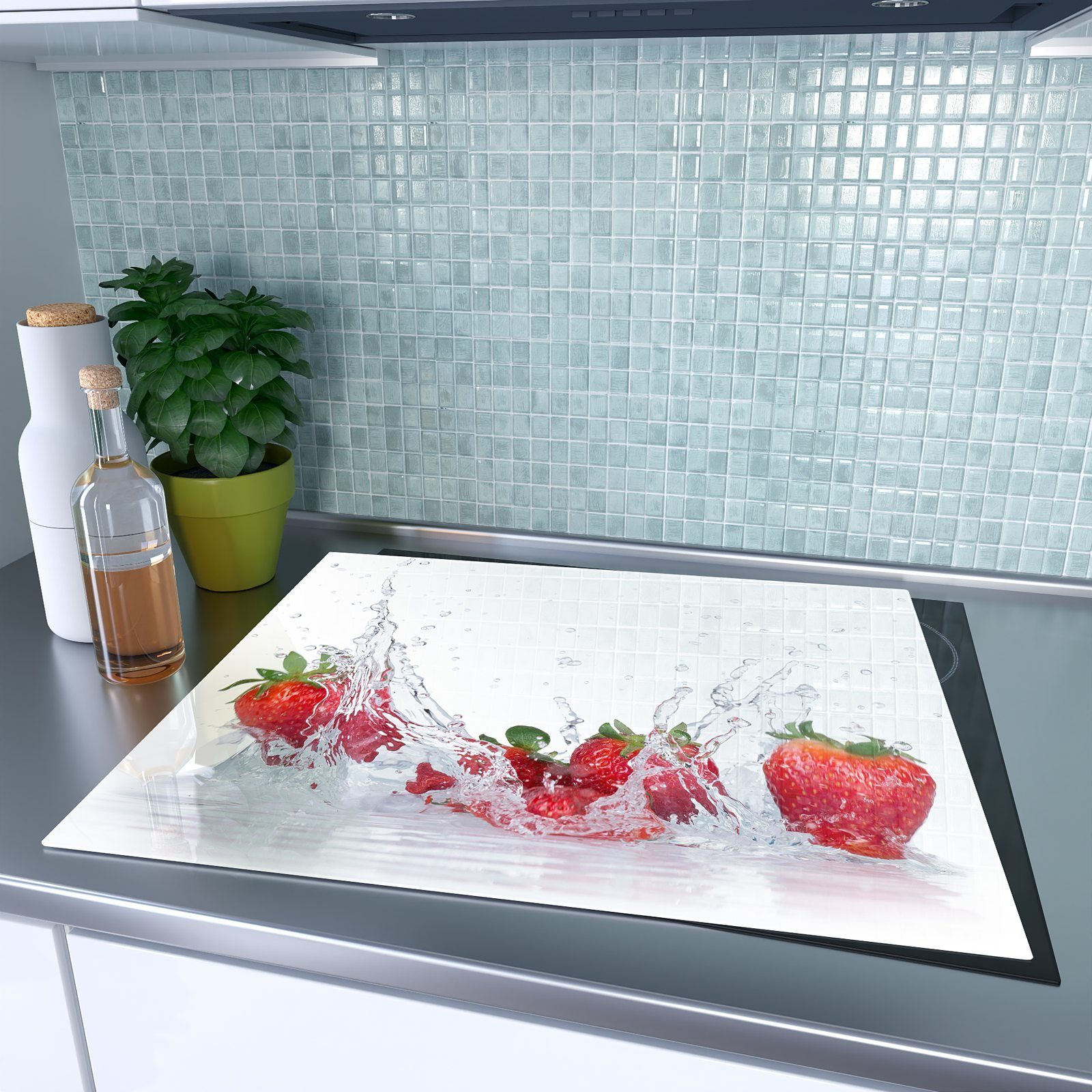 Herdabdeckplatte Wasser Erdbeeren fallend, Primedeco aus Herd-Abdeckplatte Glas Glas, Spritzschutz in (1 tlg)