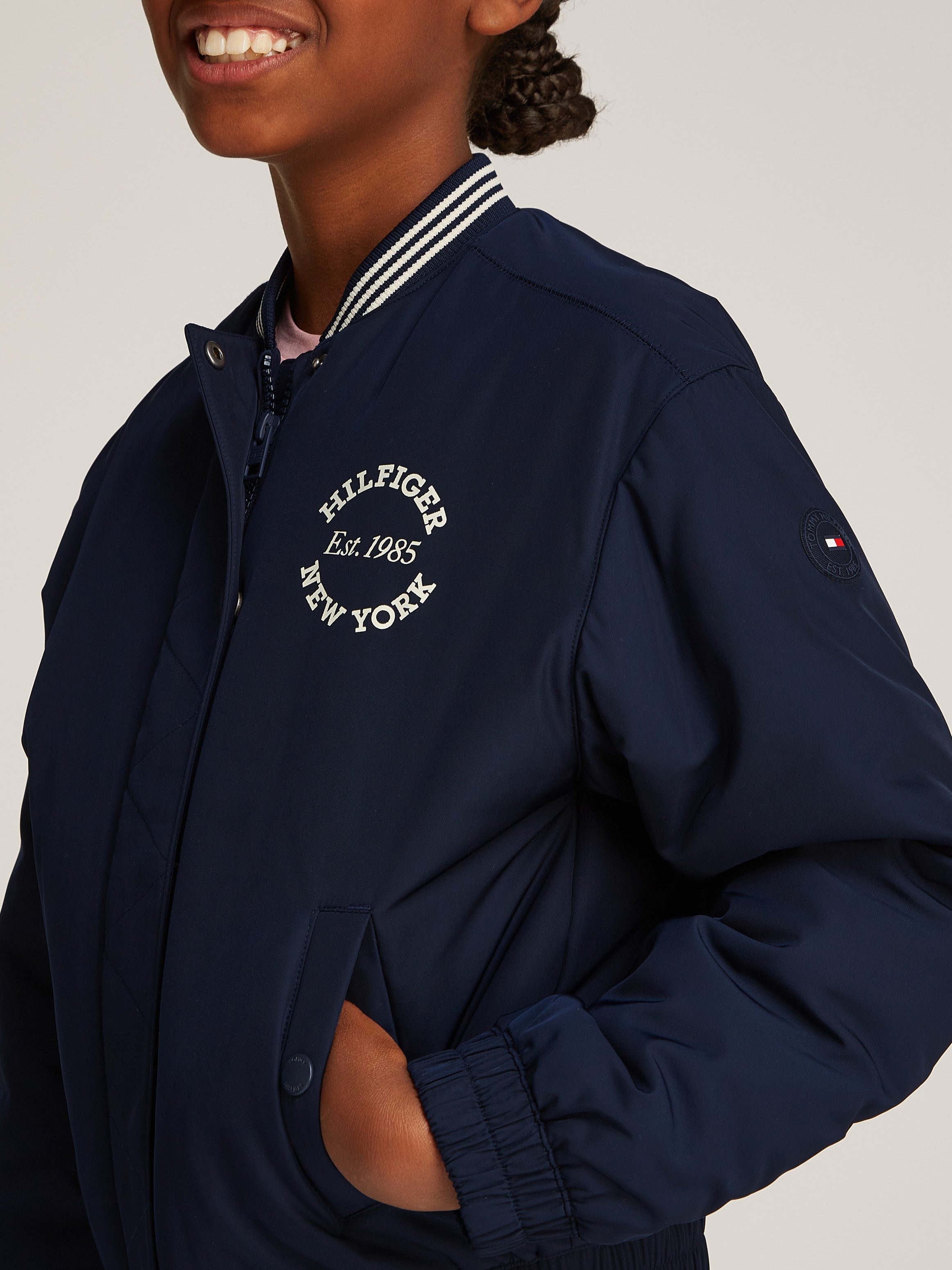 Tommy Hilfiger Bomberjacke VARSITY SATEEN BOMBER mit Logo-Druck auf der Brust