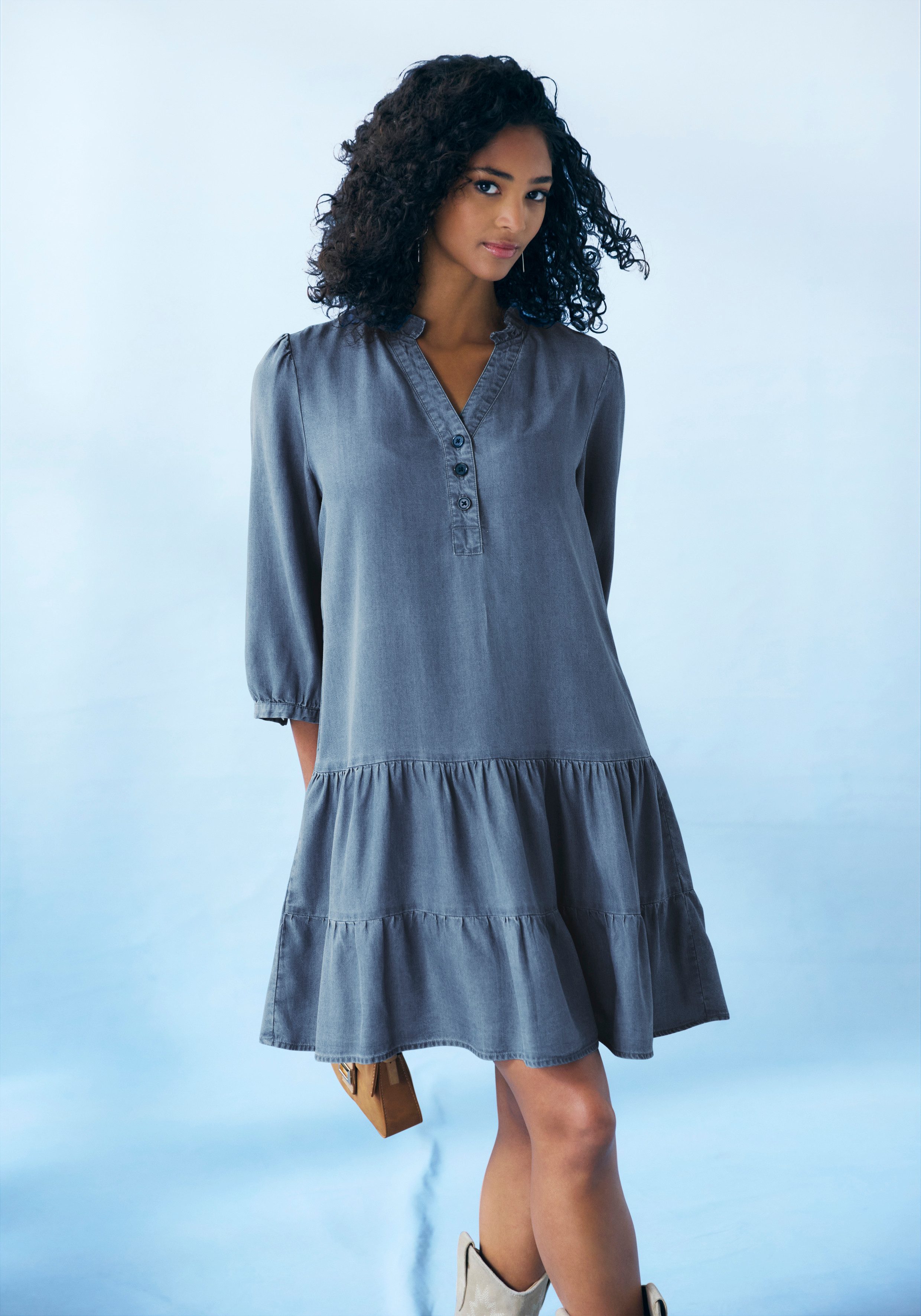 LASCANA Jeanskleid mit Rüsche am Kragen und kurzer Knopfleiste, Blusenkleid Sommerkleid aus weicher Lyocellware, lockeres Tunikakleid, Festival