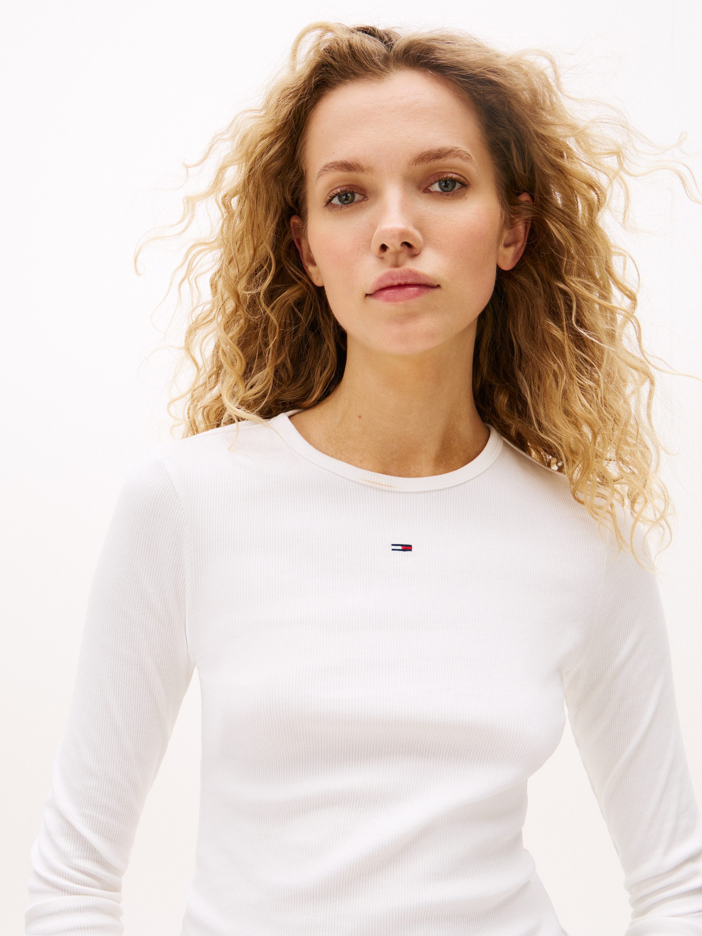 Tommy Jeans Langarmshirt TJW SLIM ESSENTIAL RIB LS mit Logostickerei