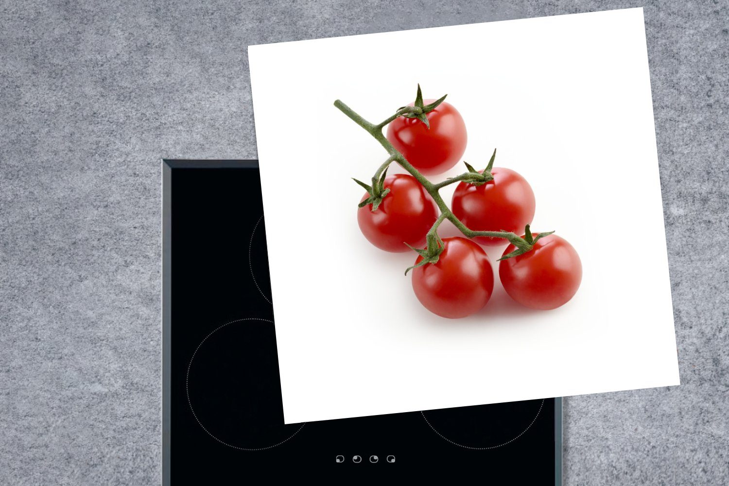 vor (1 einem Vinyl, Arbeitsplatte Rote küche Hintergrund, für glänzende cm, MuchoWow tlg), Tomaten 78x78 und Ceranfeldabdeckung, Herdblende-/Abdeckplatte weißen