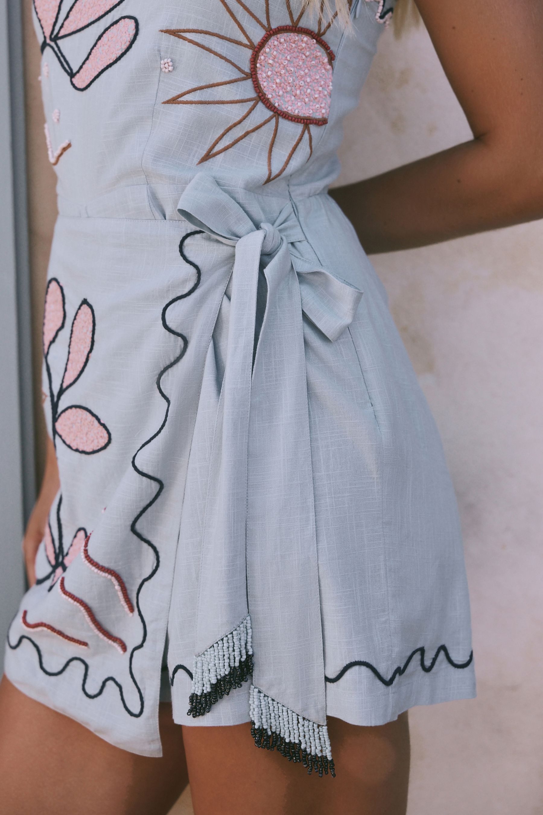 Next Playsuit Sommerlicher Playsuit mit Wickelfront (1-tlg) – Bild 5 von 5