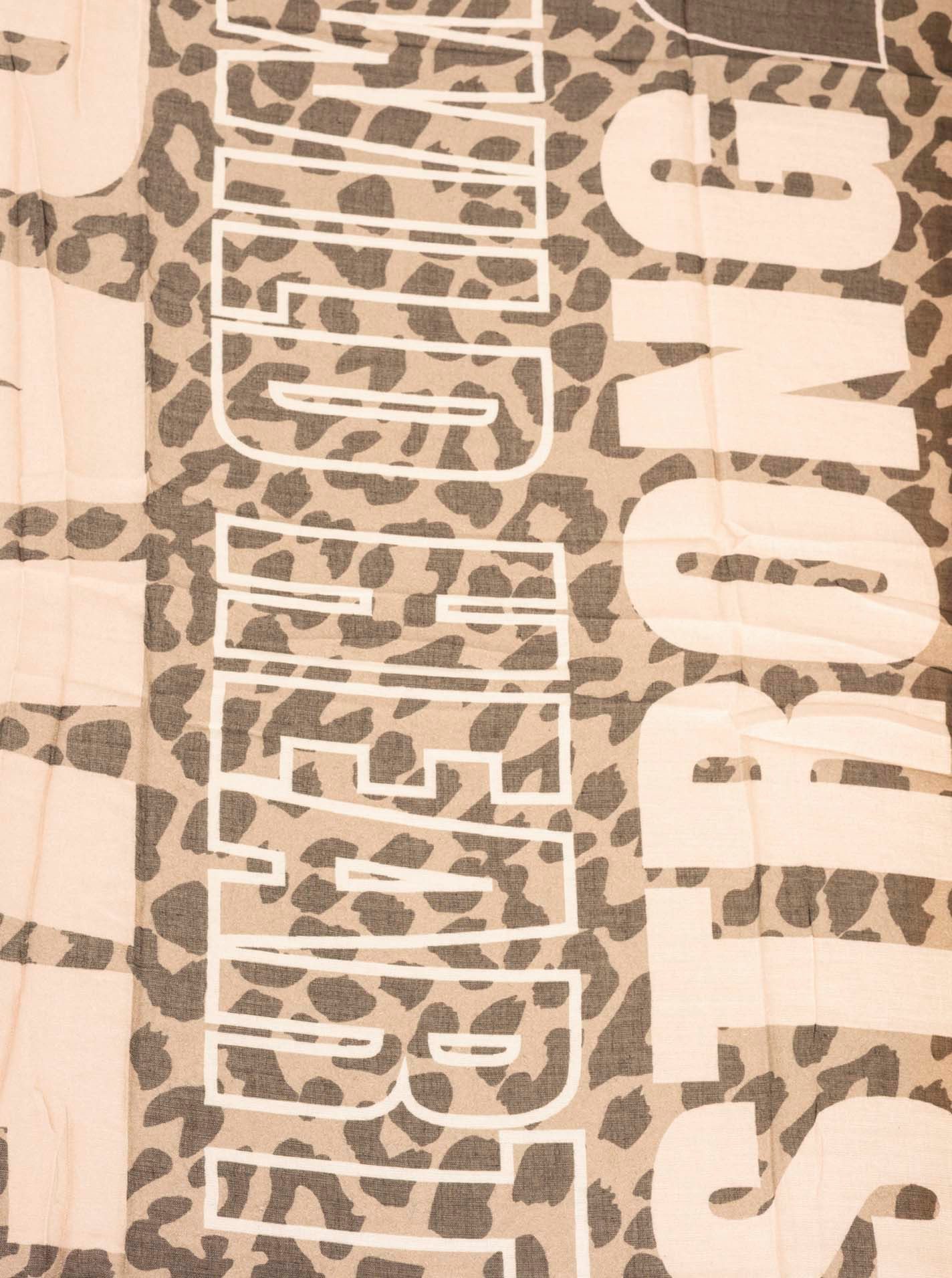 Zwillingsherz Modetuch "Fearless", Schriftzug, Leomuster All-Over, Fransenabschlüsse rundum