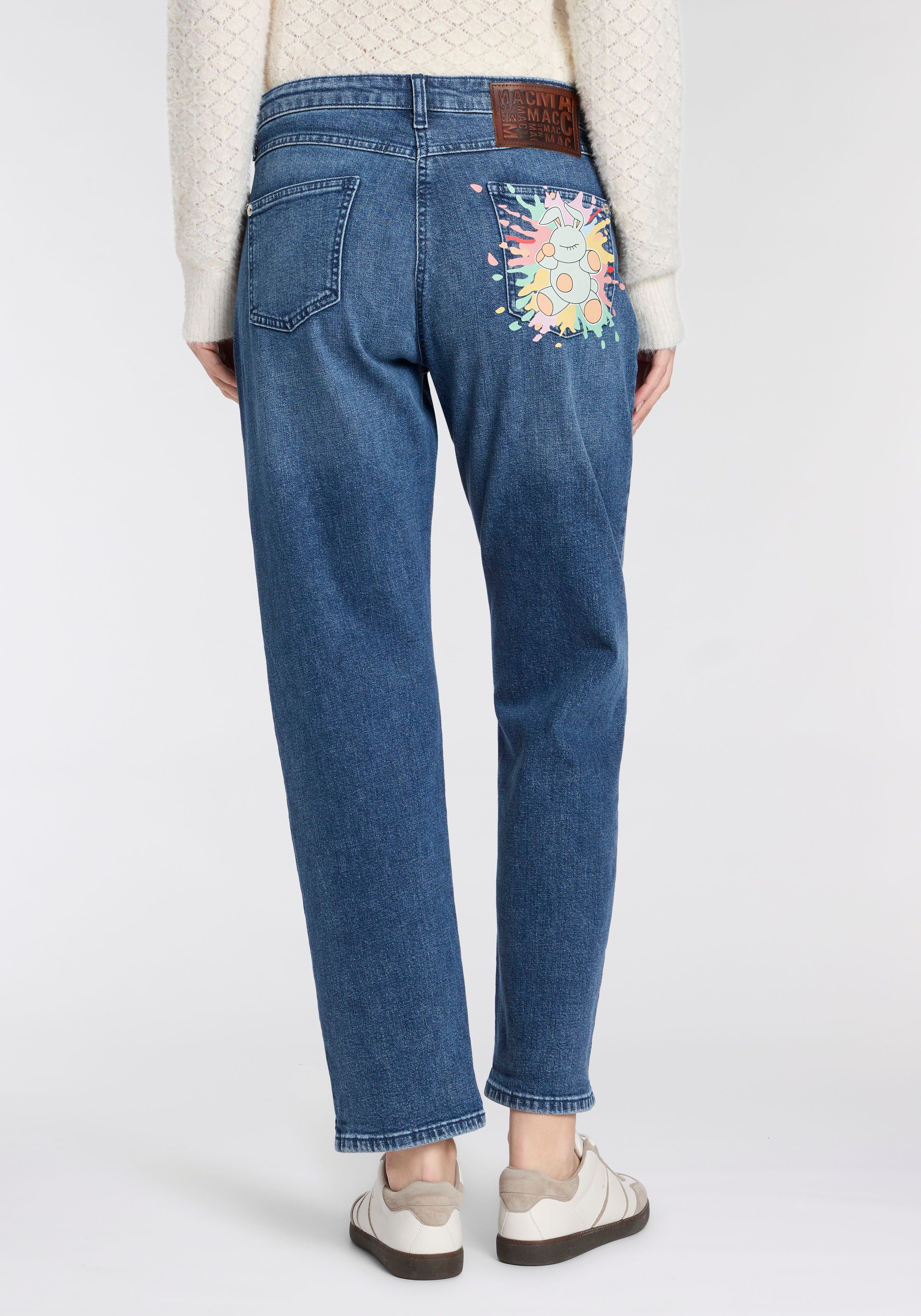 MAC 5-Pocket-Jeans STRAIGHT rabbit Plakativer Druck auf der Gesäßtasche