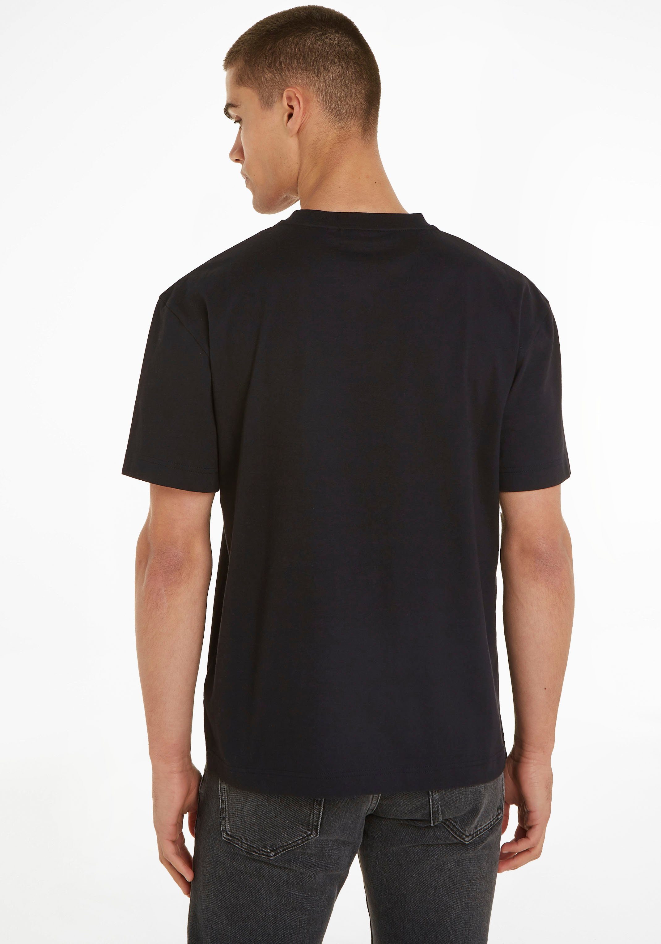 Klein T-Shirt Brust Logo T-SHIRT COMFORT FIT black der Klein Calvin auf COTTON Calvin mit