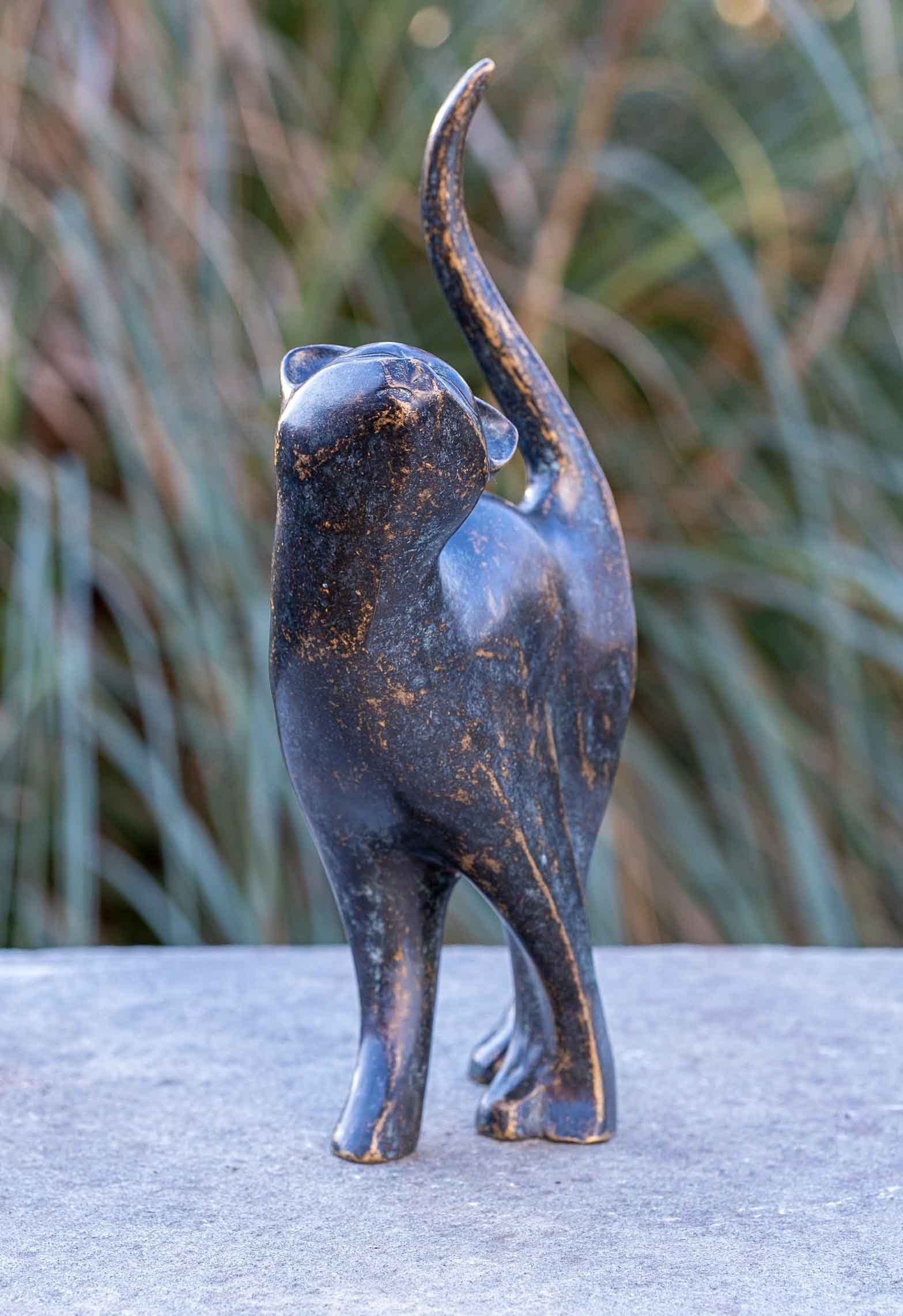 – und Bronze witterungsbeständig Die Regen Moderne Dekofigur gegen robust werden patiniert. UV-Strahlung. Frost, Katze, Langlebig Wachsausschmelzverfahren von – gegossen – Modelle Bronze-Skulptur IDYL Hand sehr in in und IDYL Bronze