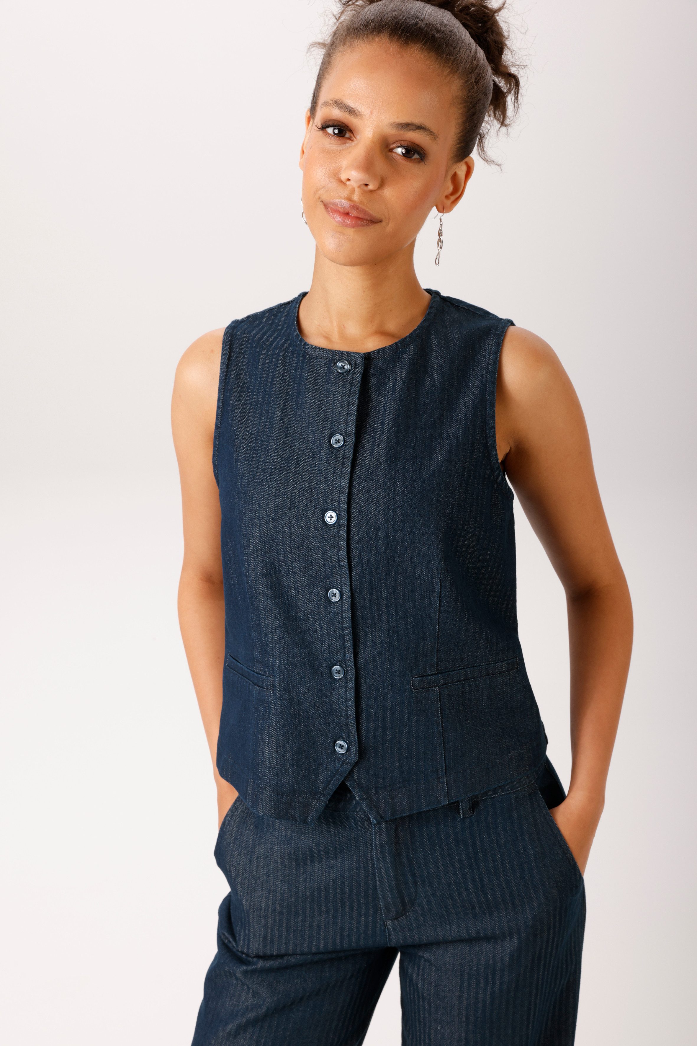 Aniston CASUAL Kurzweste aus strukturiertem, weichen Denim - NEUE KOLLEKTION. € 34,99, (€ 34,99 pro 1 Stk).