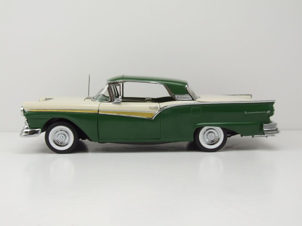 Sun Star Modellauto Ford Fairlane 500 Skyliner 1957 grün weiß, Maßstab 1:18