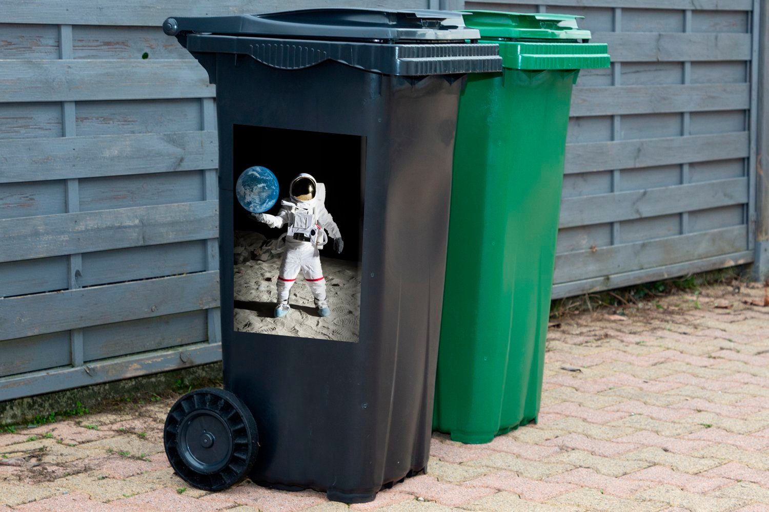 Abfalbehälter MuchoWow St), Container, Mülleimer-aufkleber, - - Astronaut Sticker, Mond Erde (1 Mülltonne, Wandsticker