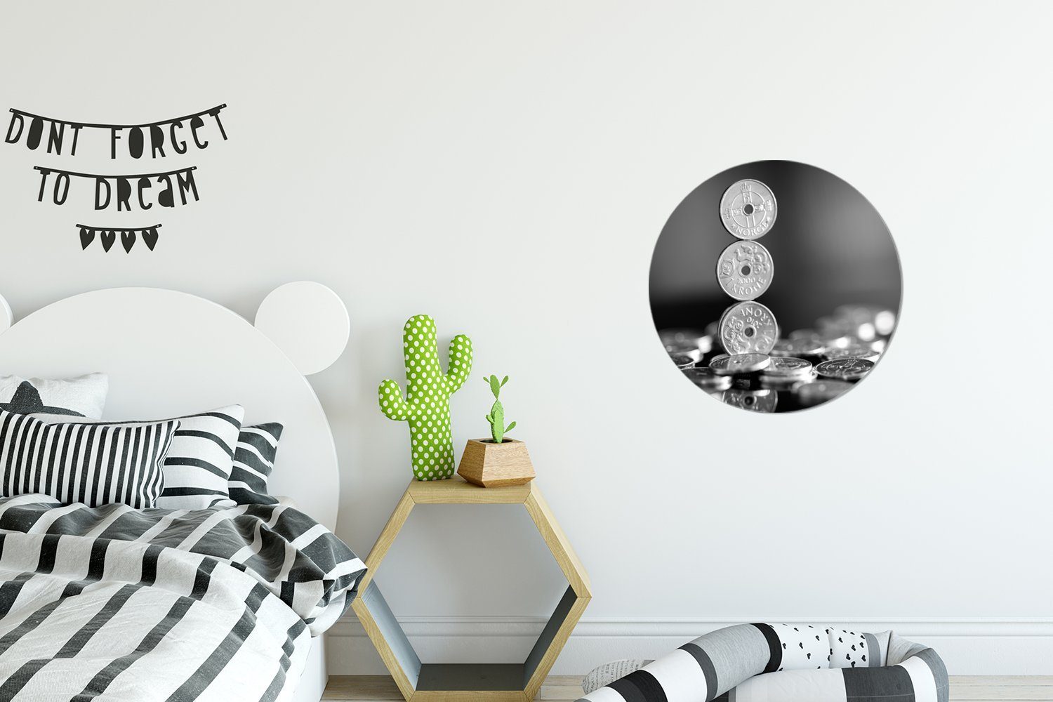 MuchoWow Wandsticker Eine Schwarz-Weiß-Fotografie eines Kinderzimmer, Kronen Tapetenaufkleber, Wohnzimmer Tapetenkreis Rund, (1 norwegischer St), Stapels für