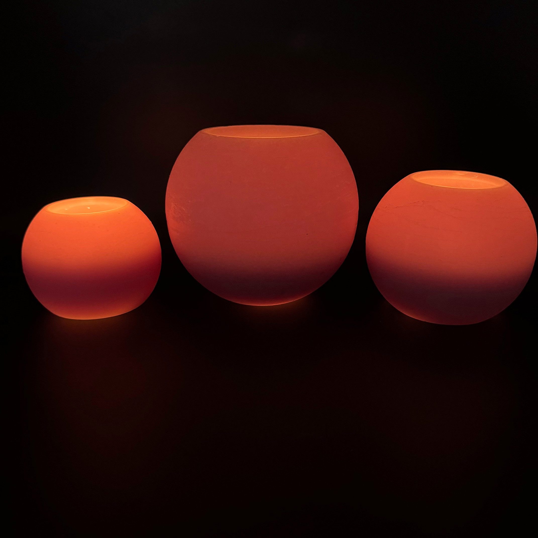 Online-Fuchs LED-Kerze 3er Set große LED-Kugelkerzen aus Echtwachs mit Timer (Weiß, Hellgrün und Rosa, leicht rustikales Finish), praktische 6 Stunden Timerfunktion