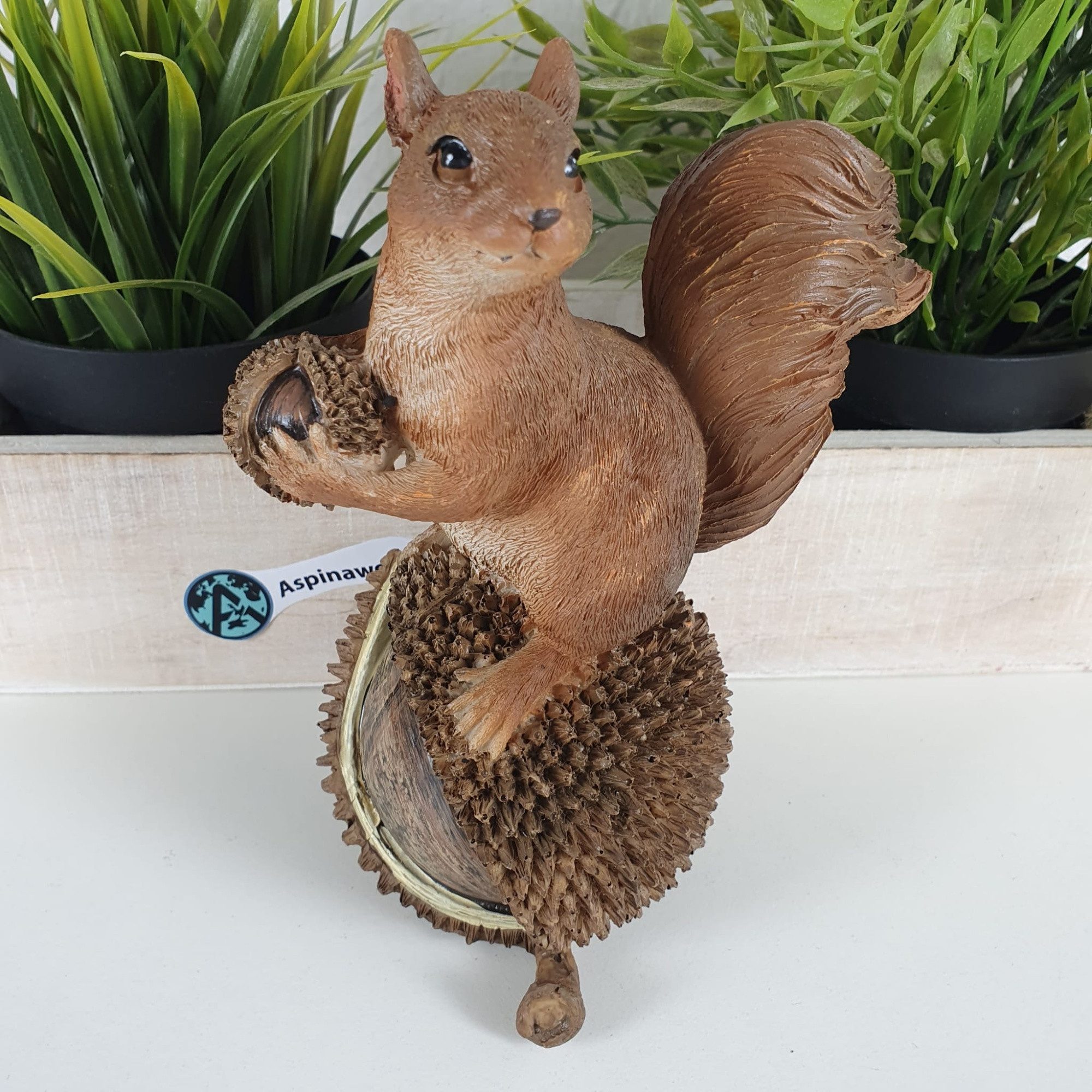 Aspinaworld Tierfigur Deko Eichhörnchen Figur auf Kastanie 17 cm günstig online kaufen