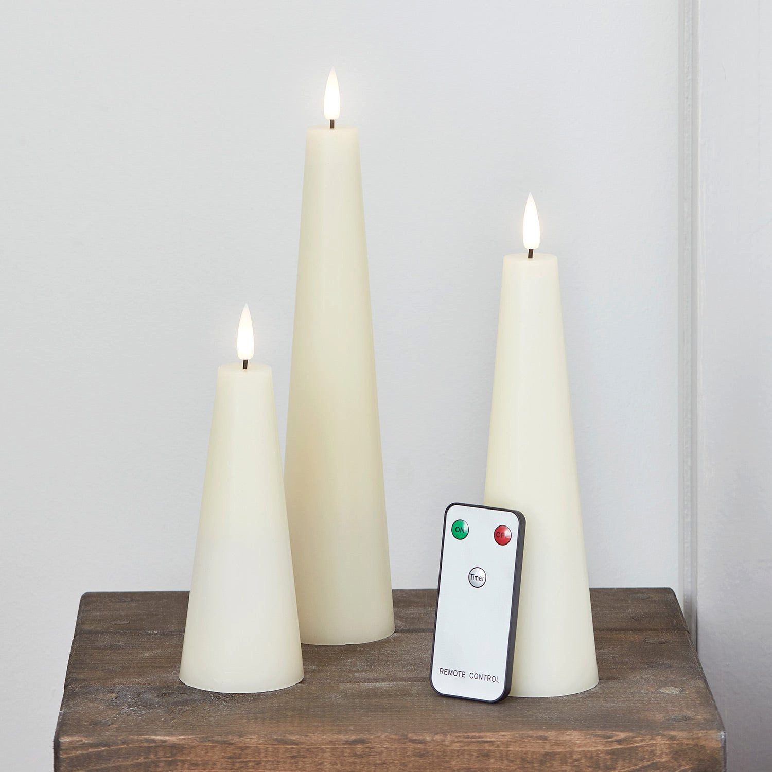 Lights4fun LED-Kerze TruGlow® LED Kerzen Trio Kegelform elfenbeinfarben mit Fernbedienung – Bild 2 von 3