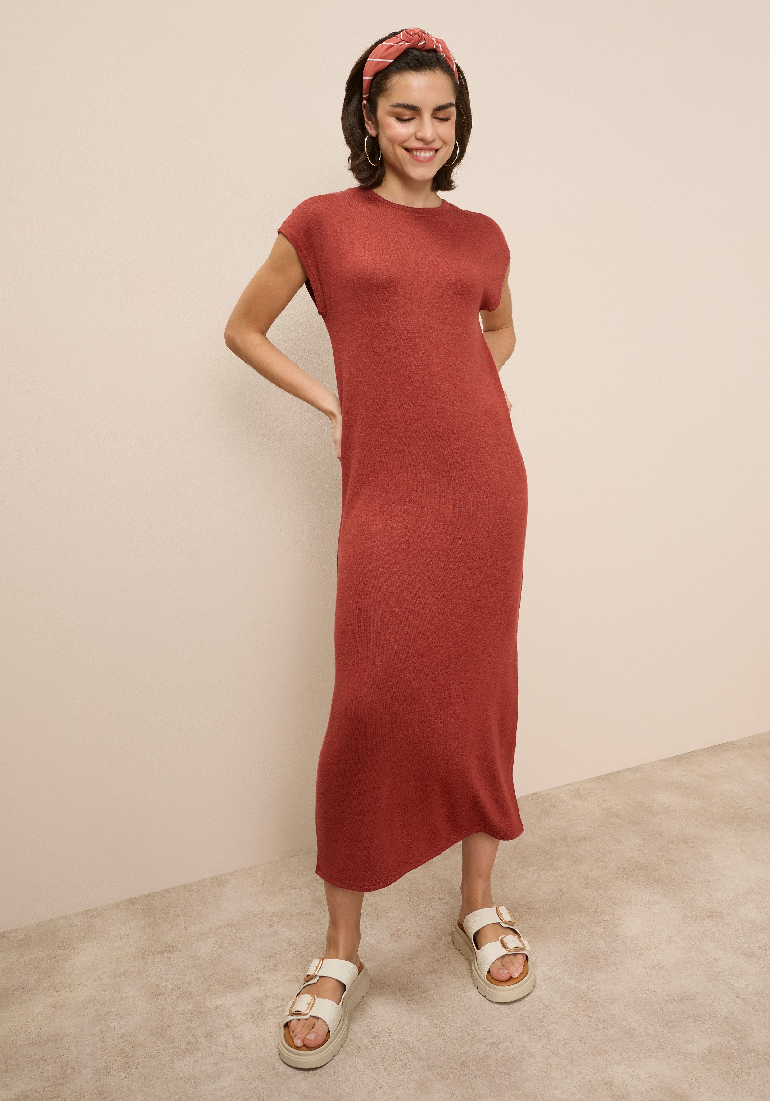 Tamaris Strickkleid mit lässigem Schnitt und seitlichen Schlitz