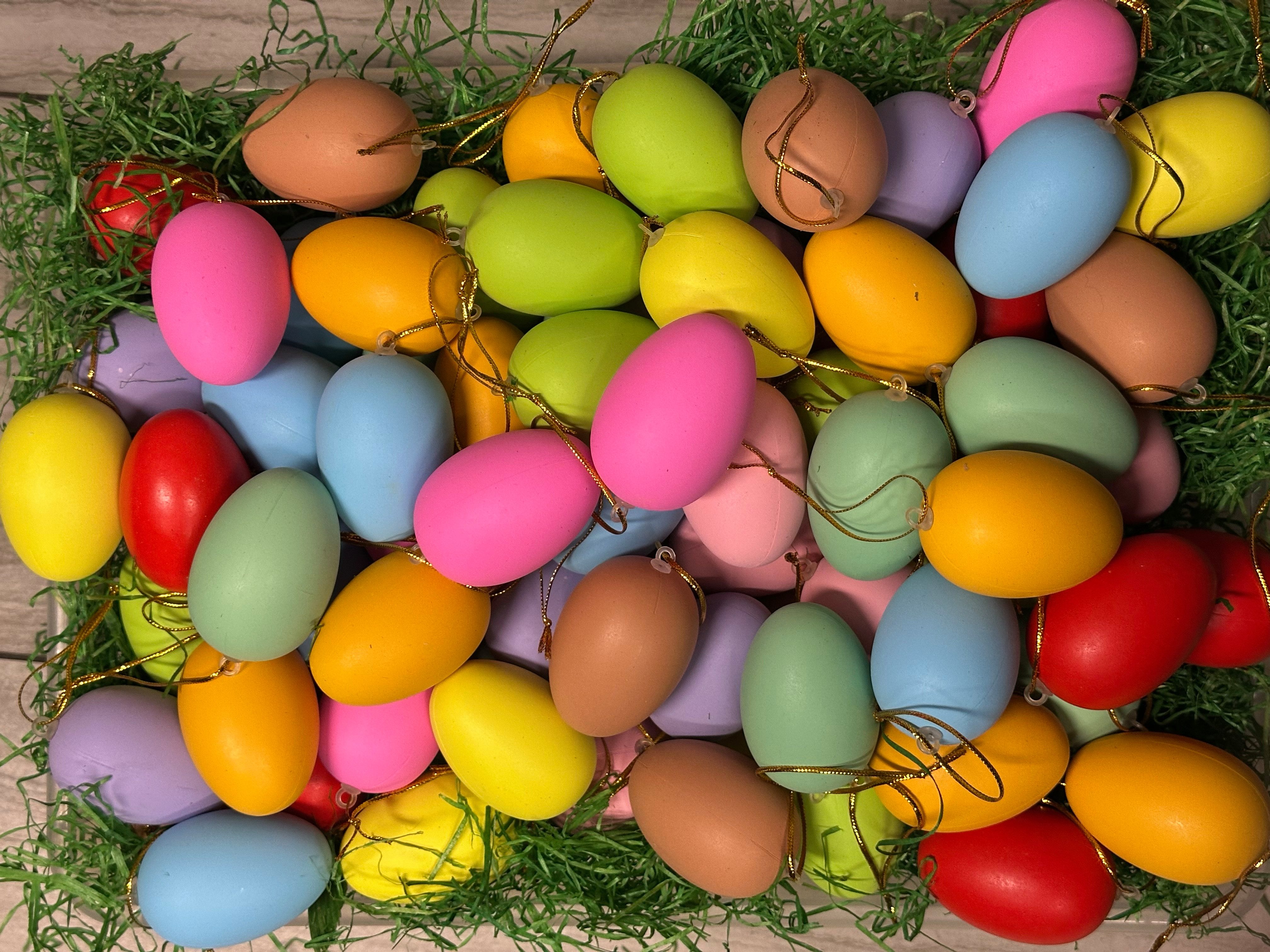 ADINA Osternest ADINA Kunststoffeier 6cm 100er bunt mit Aufhänger