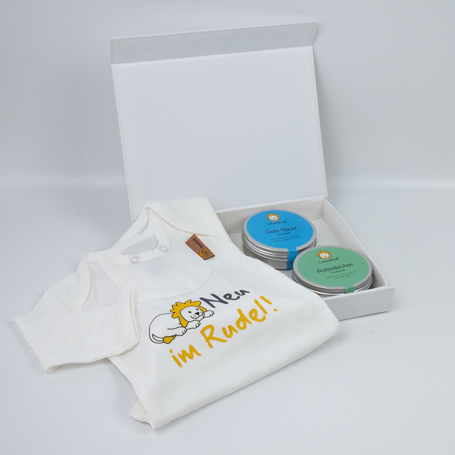 Löwenkind Erstausstattungspaket Geschenkset - Bedruckter Body, Gute-Nacht und Rotznäschen (Geschenk-Set, 1x Bedruckter Body, 1x 5er Dose Rotznäschen, 1x 5er Dose Gute Nacht) Sanfte Unterstützung aus der Natur