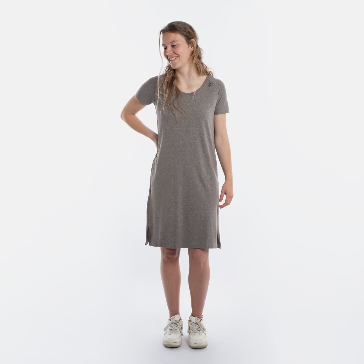 Knit Factory Strickkleid Lily Kleid Taupe L (1-tlg) Abendkleid Sommerkleid Strickkleid Modisches Kleid