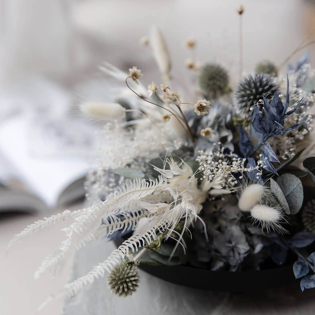 Trockenblume Eleganz in Blau und Weiß: Trockenblumengesteck mit Eukalyptus Glixia, Distel, Pampasgras, Farn, Schleierkraut, Eukalyptus, Hortensie, Avena/Hafer, Ruskus, LYKKE & You