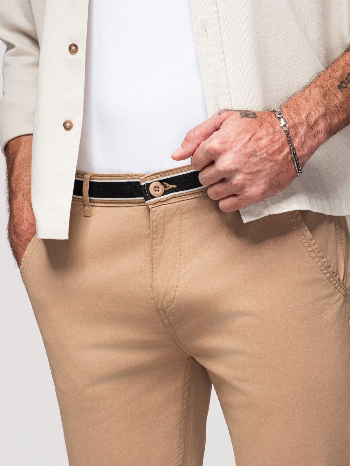 OMBRE Chinohose Chinohose mit Gürtelähnliche dekorative Paspel.