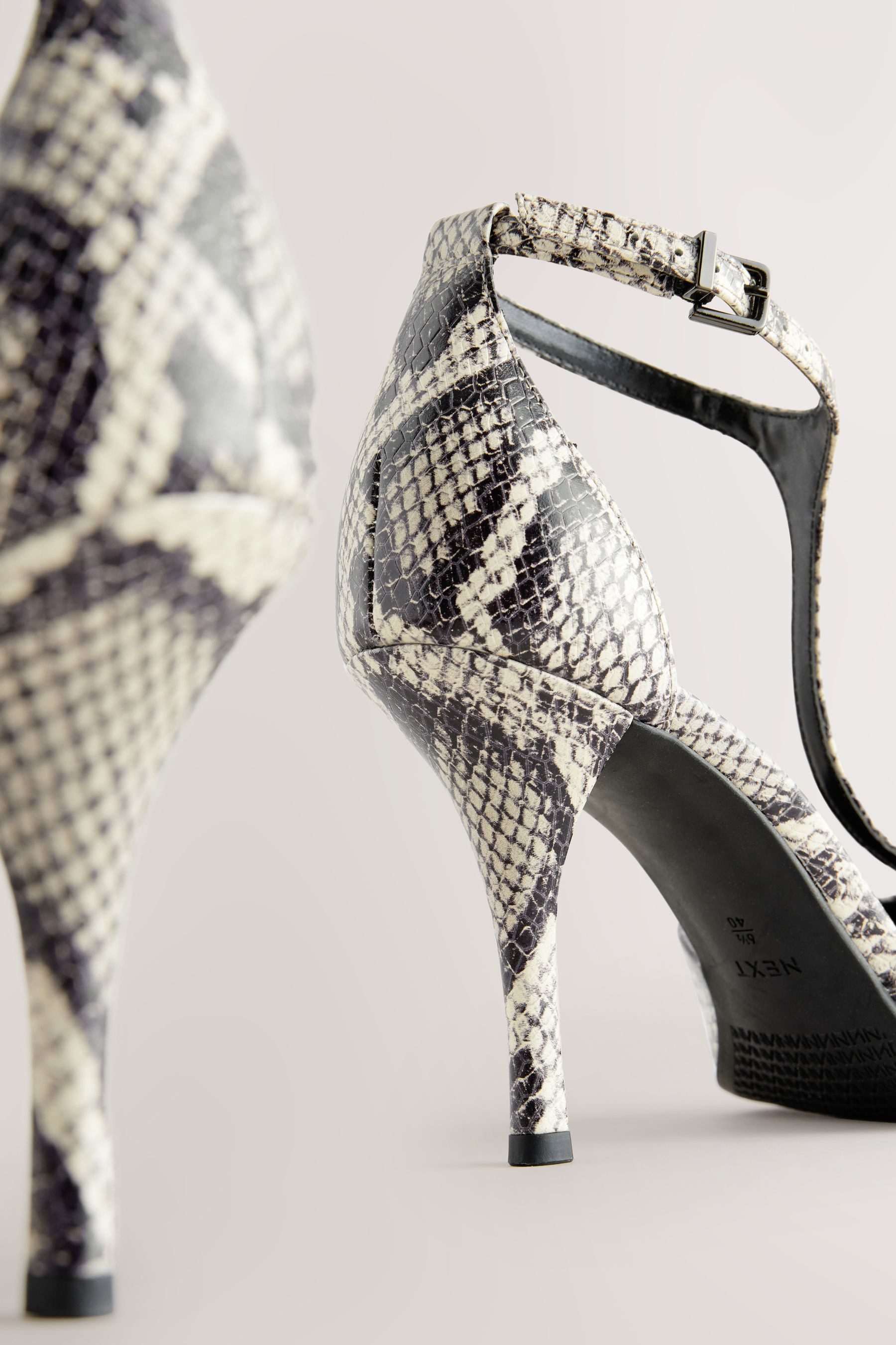 Next Forever Comfort® Absatzschuhe aus Leder mit T-Steg High-Heel-Sandalette (1-tlg)