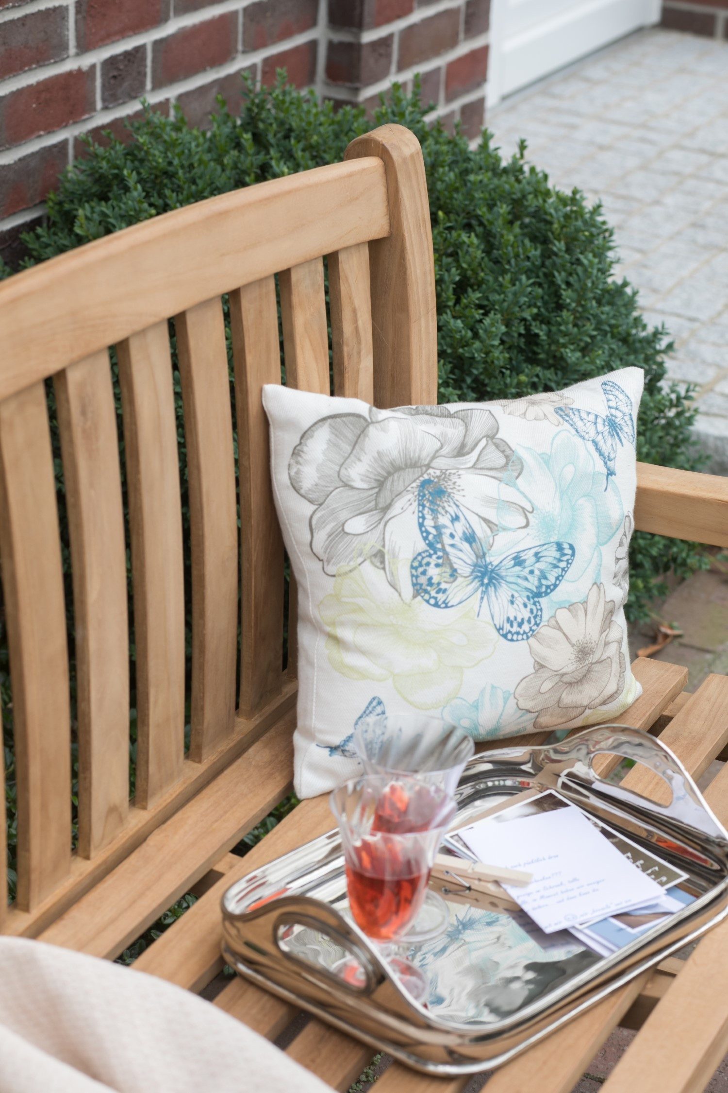 deVries Gartenbank Sitzbank Woodie 150 cm, Teakholz - extrabreit - Armlehnen, geschwungende Rückenlehne