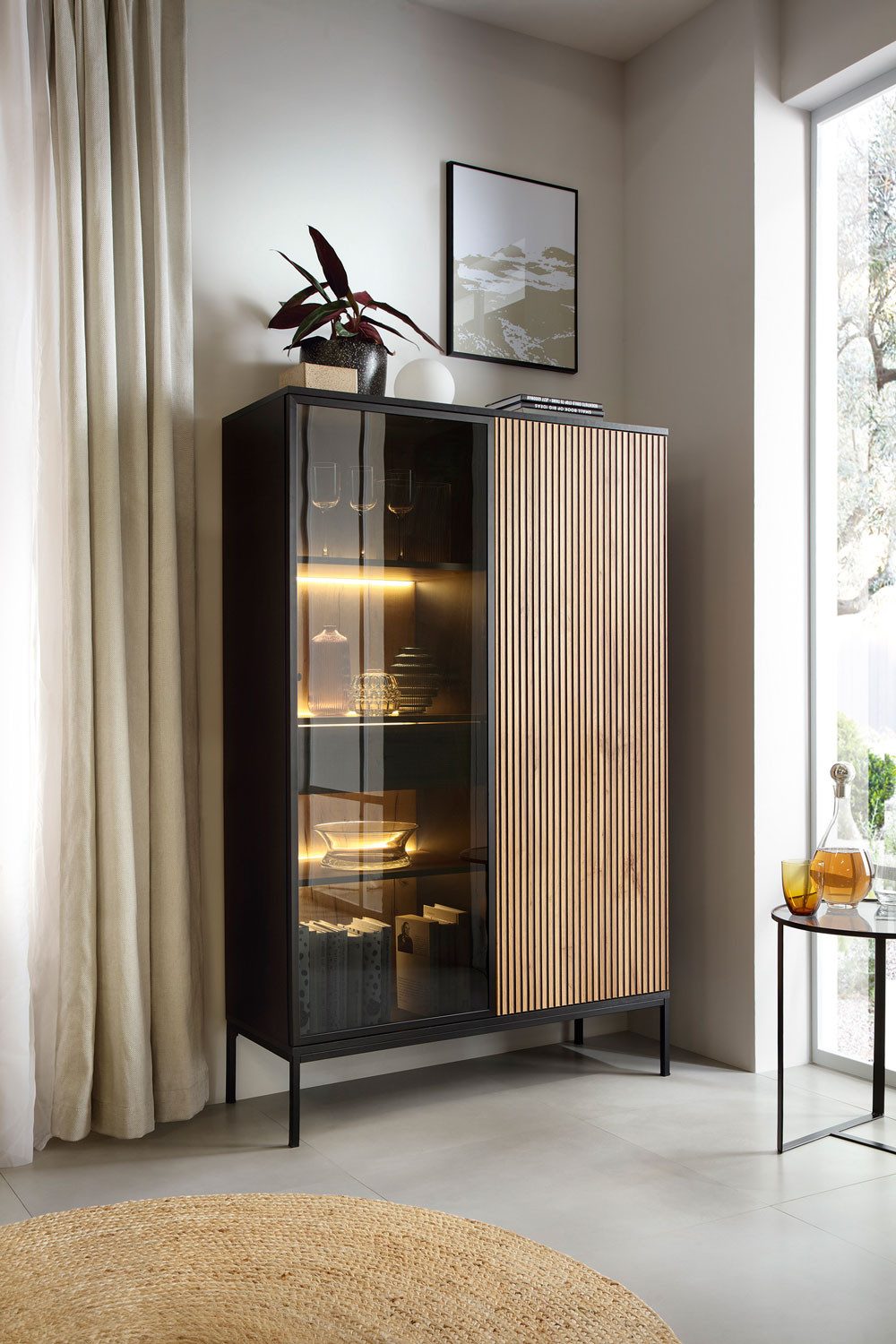 Feldmann-Wohnen Vitrine Sento (1 Glastür, 1 Holztür, 1 Schublade, 8 Fächer, 1-St., moderne Optik, geriffelte Fronten, Metallfüße, LED-Beleuchtung) 104x39x166cm schwarz / Wotan Eiche MDF