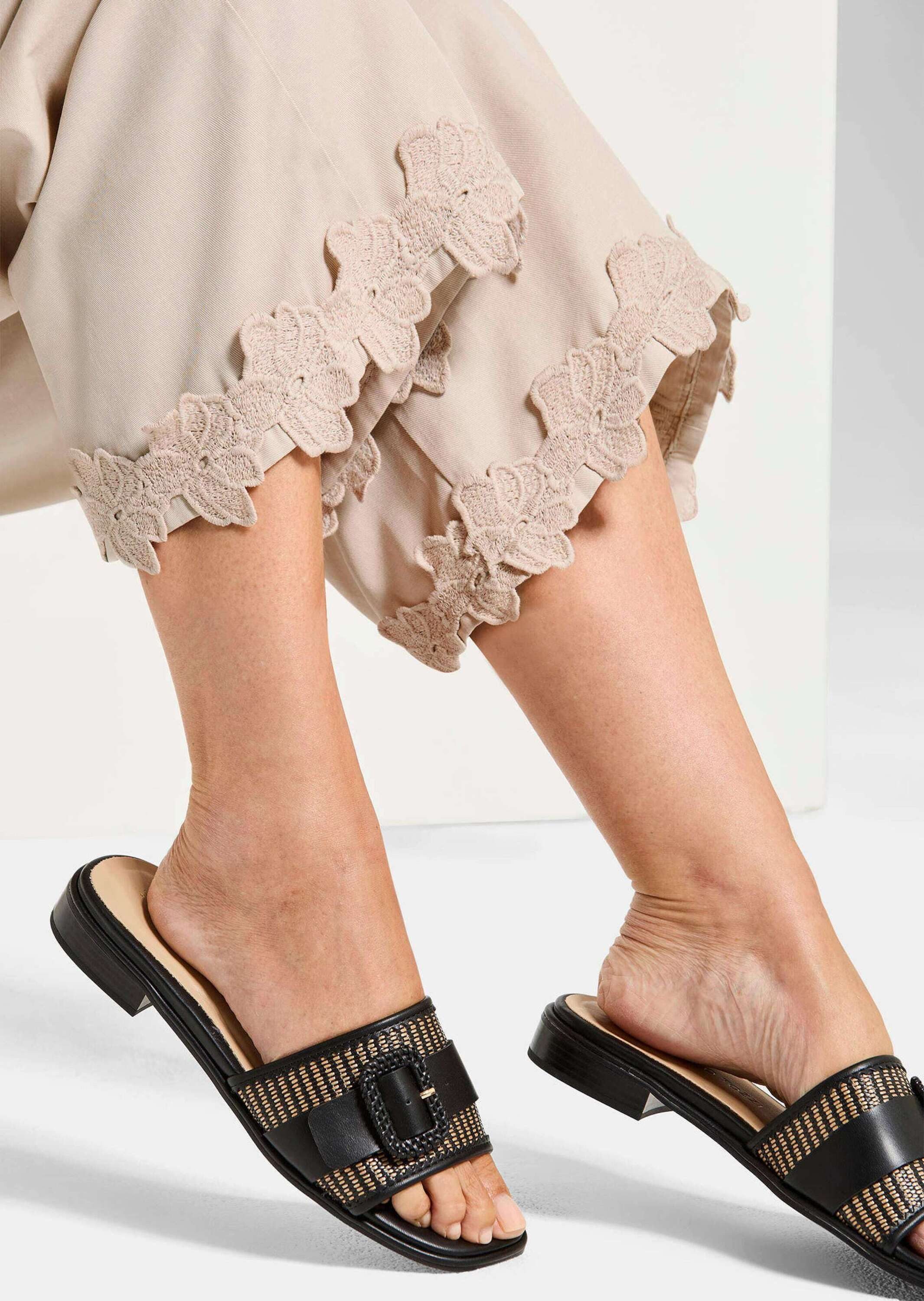 GOLDNER Stoffhose Sommerhose mit floraler Spitze Viskosehose mit Rundum-Dehnbund, Eingriffstaschen und 7/8-Länge
