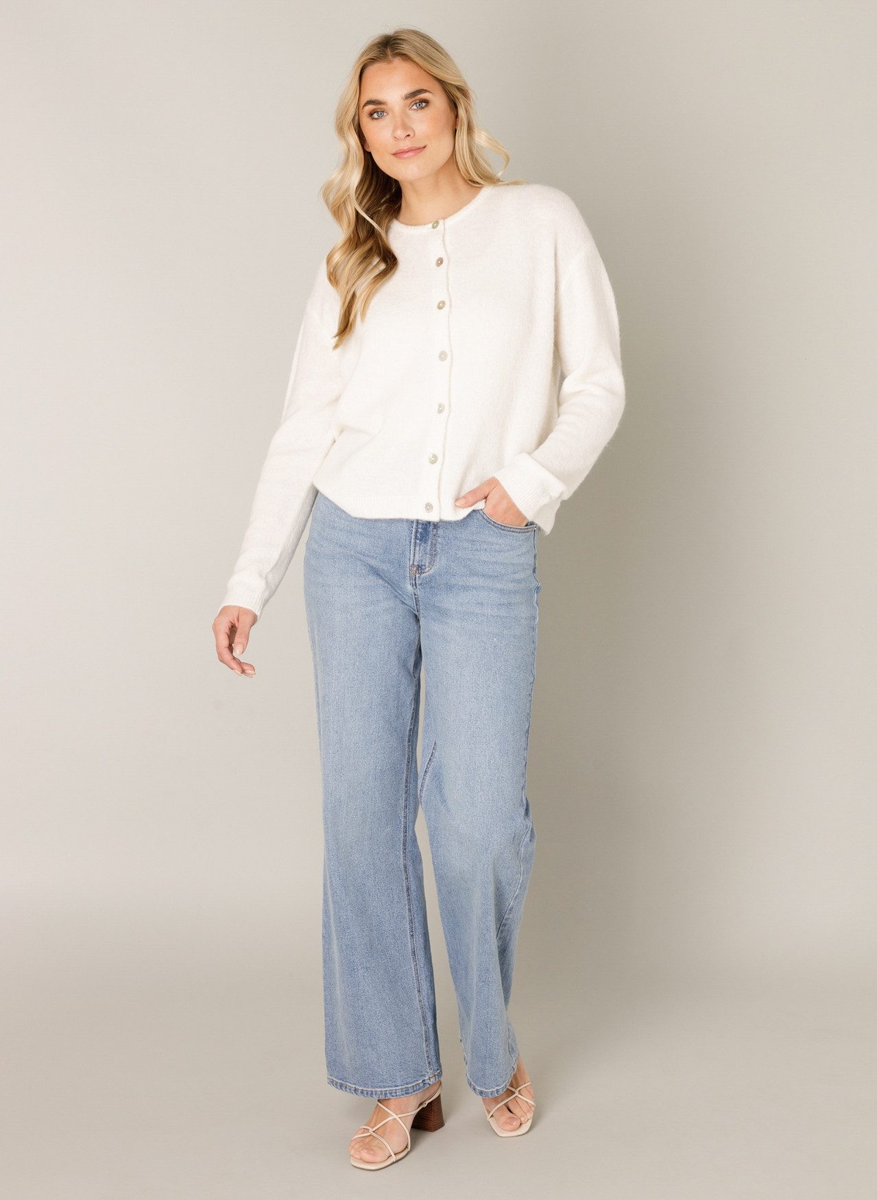 Base Level Cardigan Yuli mit Woll-Anteil und Knopfleiste
