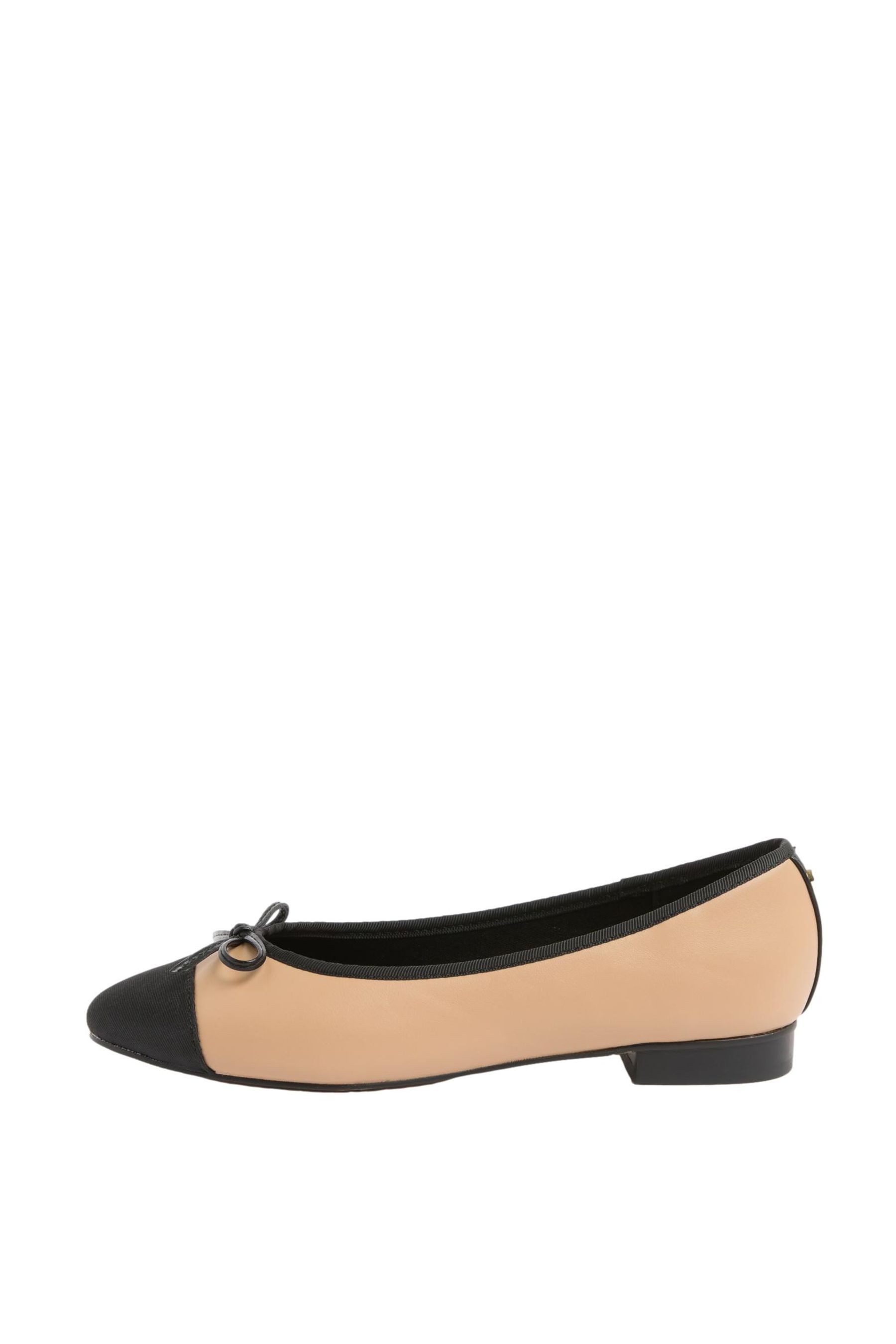 LIPSY Lipsy Ballerina mit Zehenkappe aus Lackleder Ballerina (1-tlg)