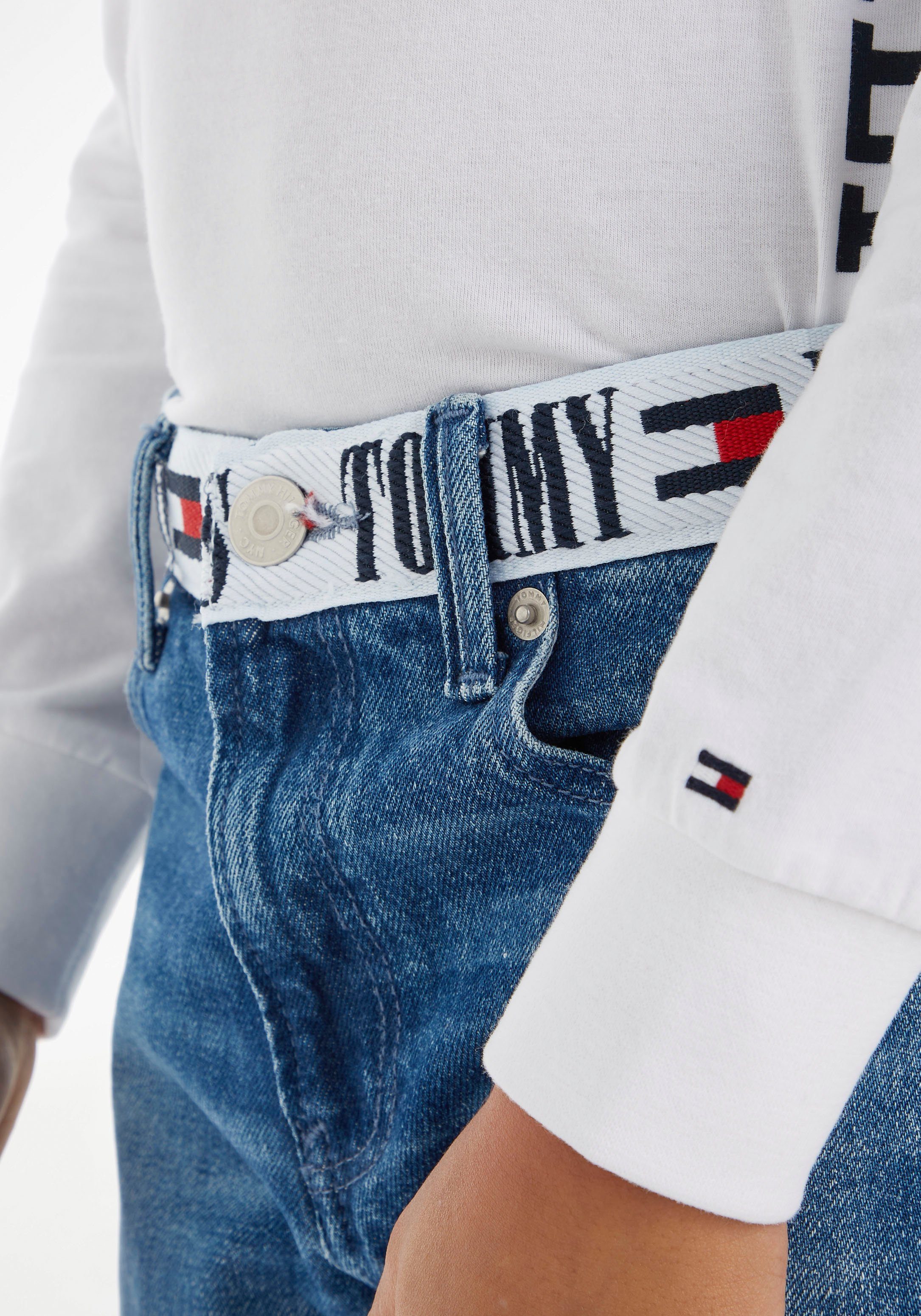 Tommy Tommy STRAIGHT Hilfiger coolem mit Straight-Jeans MODERN Jeans Bund MONOTYPE TAPE