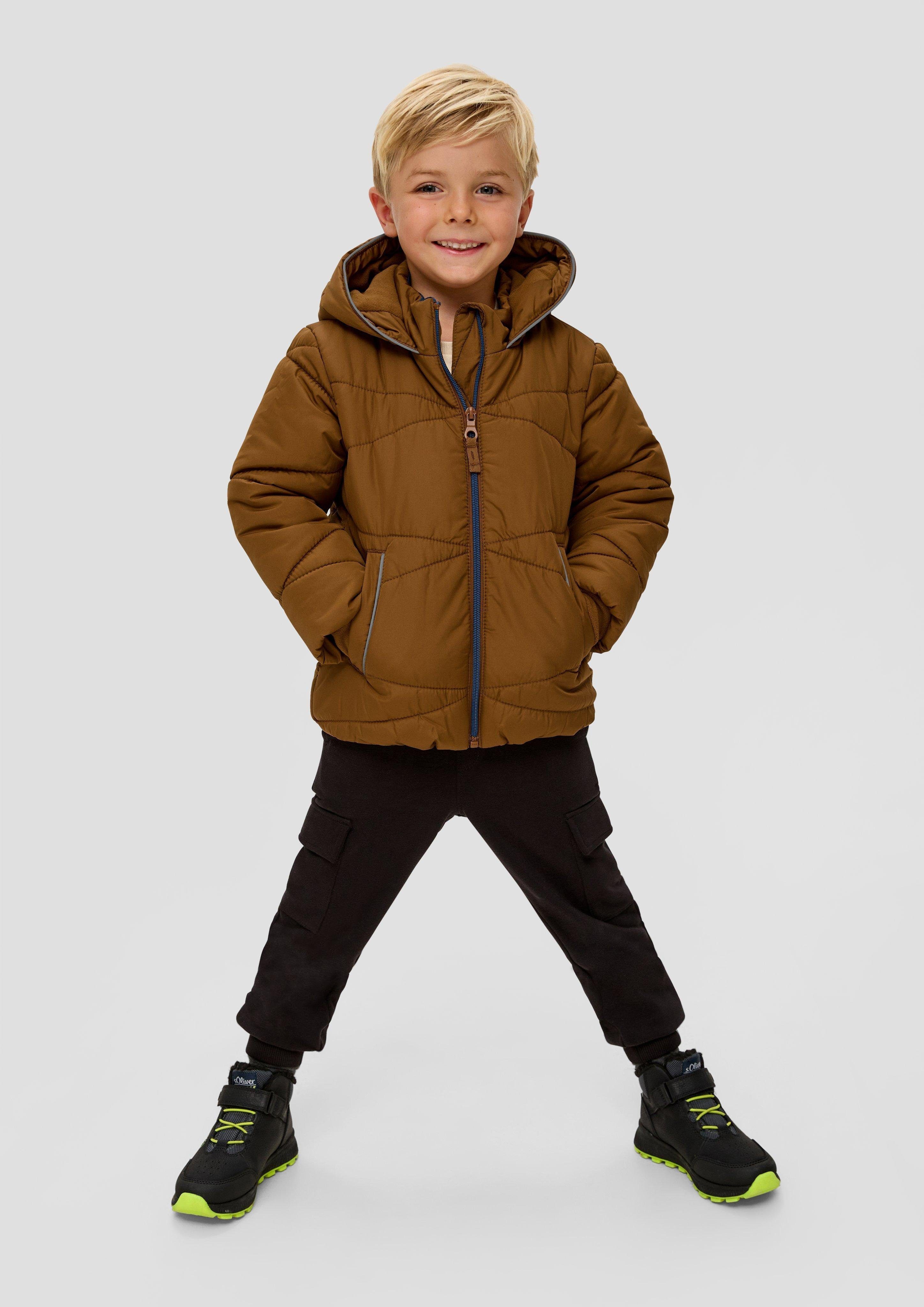 s.Oliver Junior Outdoorjacke mit dezentem Logodruck, hat einen  Reißverschluss, mit Leistentasche, hat lange Ärmel, mit Manschetten