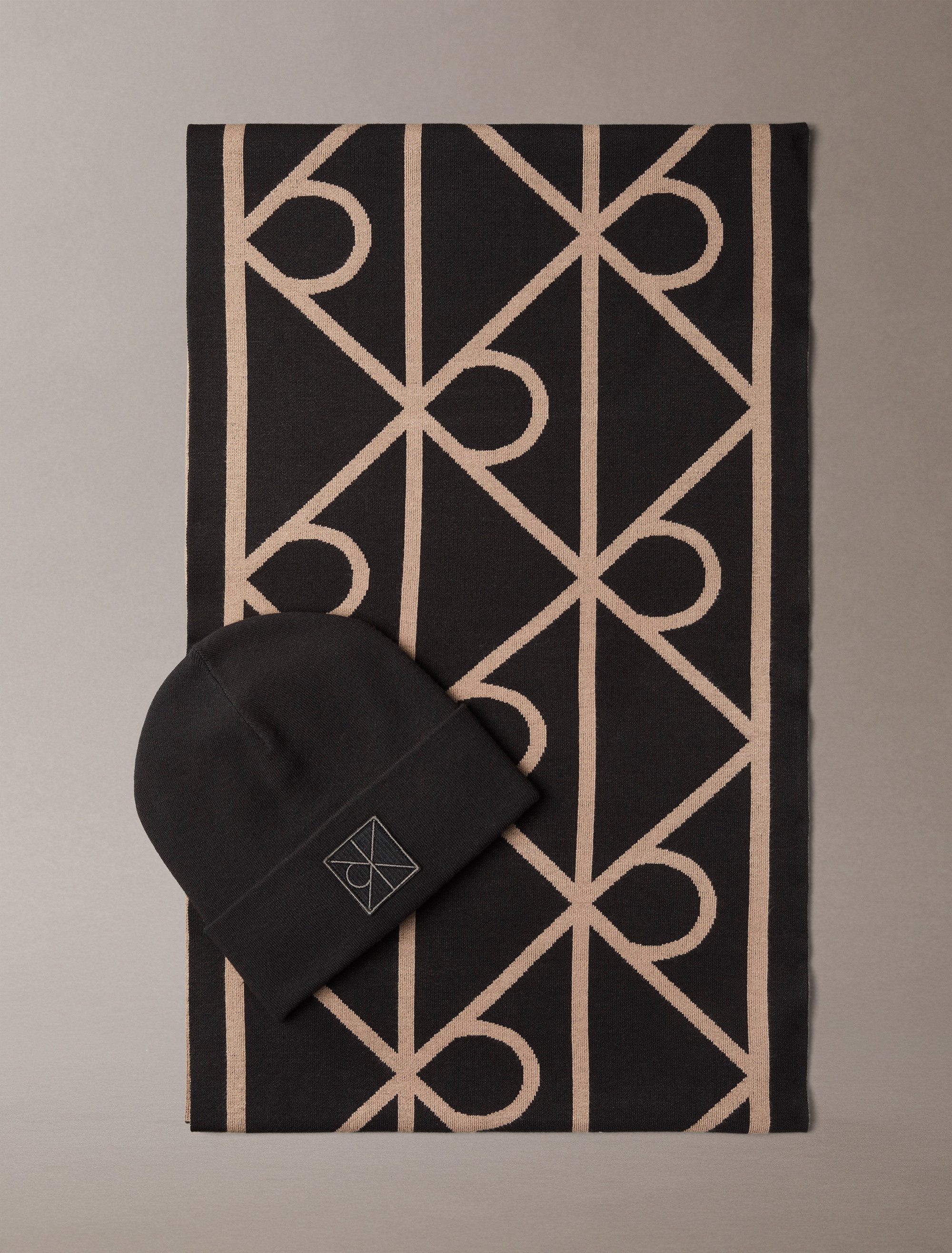 Calvin Klein Strickmütze EMBLEM BEANIE + AOP SCARF SET Leicht zu kombinieren