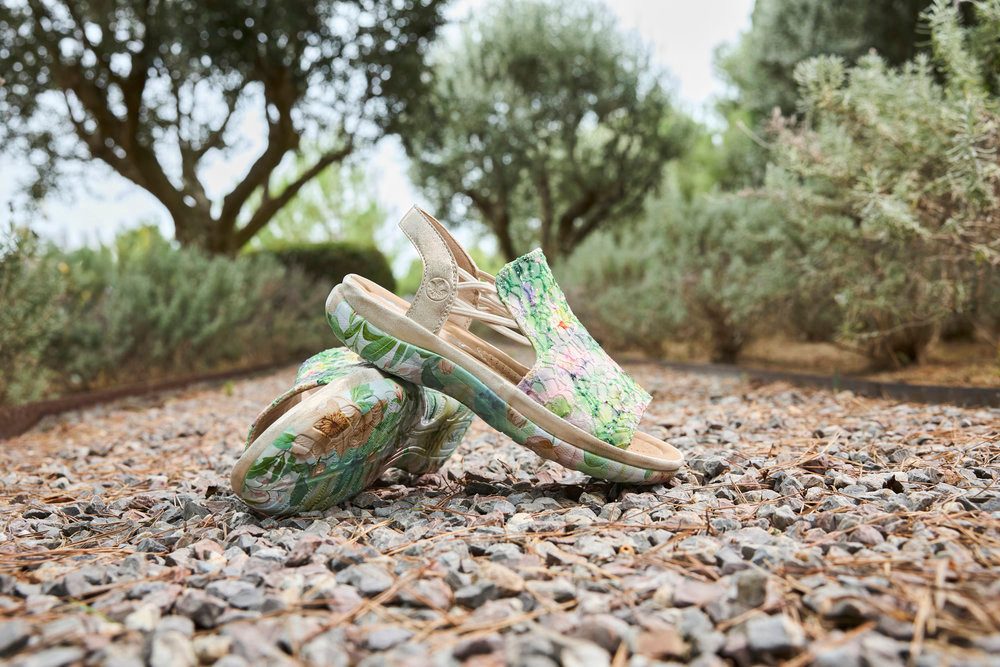 Rieker Sandale Sommerschuh, Schlupfschuh mit seitlichen Gummizügen für guten Sitz