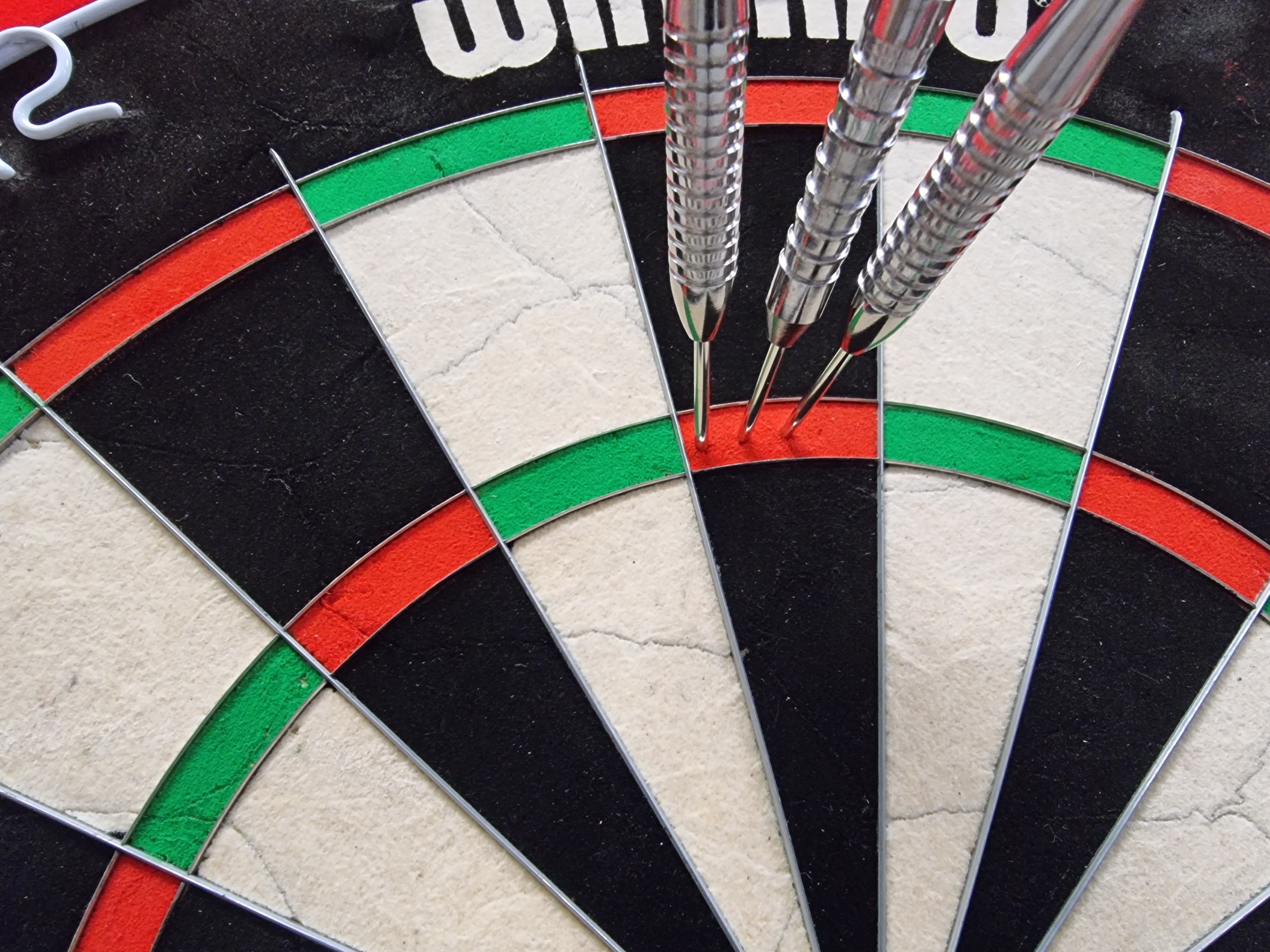 Surround Board + Roleo Blade Dartset Rot 6 Pfeile + Dartständer Roleo 2 - + Dartscheibe