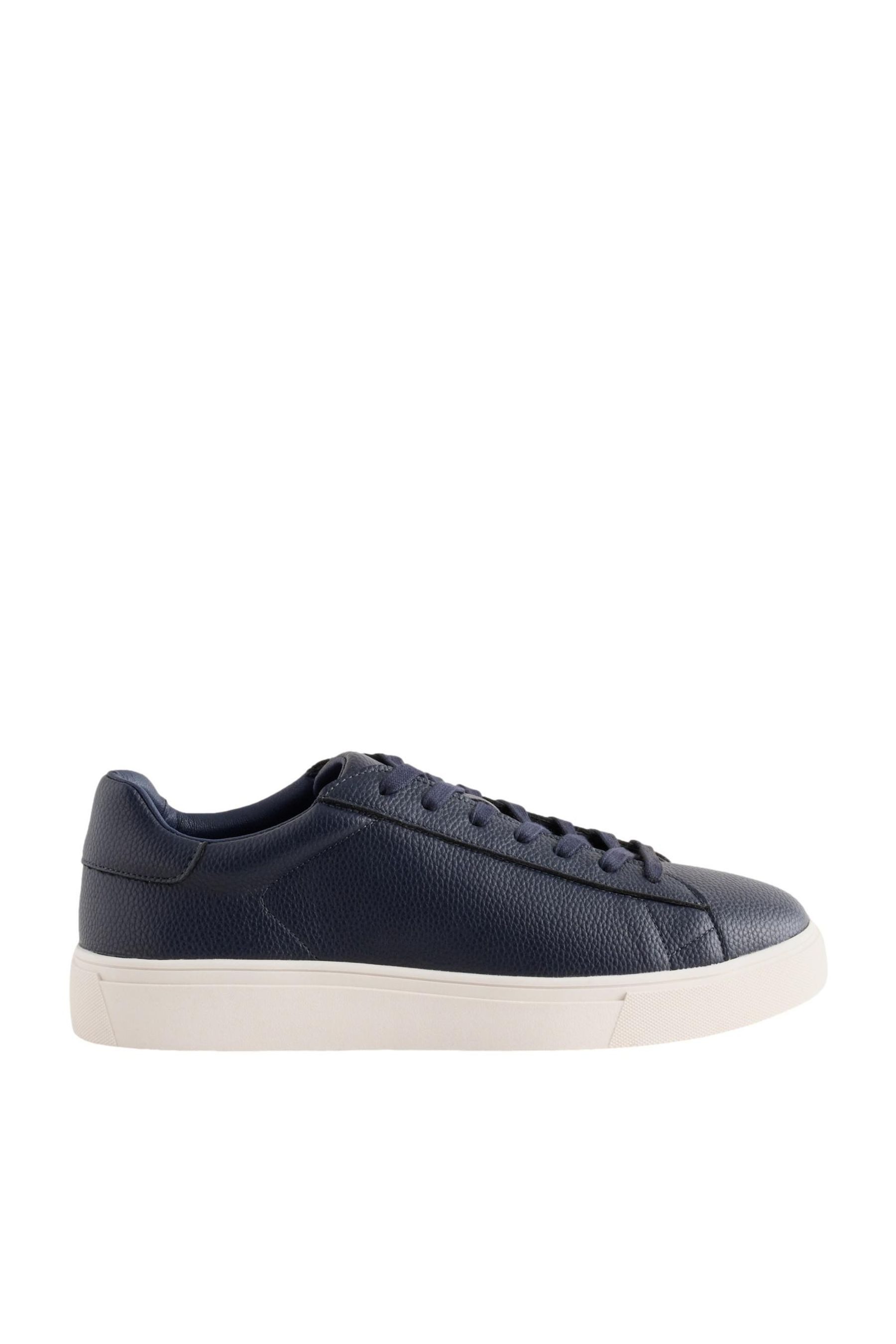 Lässig-elegante, längliche Sneaker, weite Passform Schnürschuh