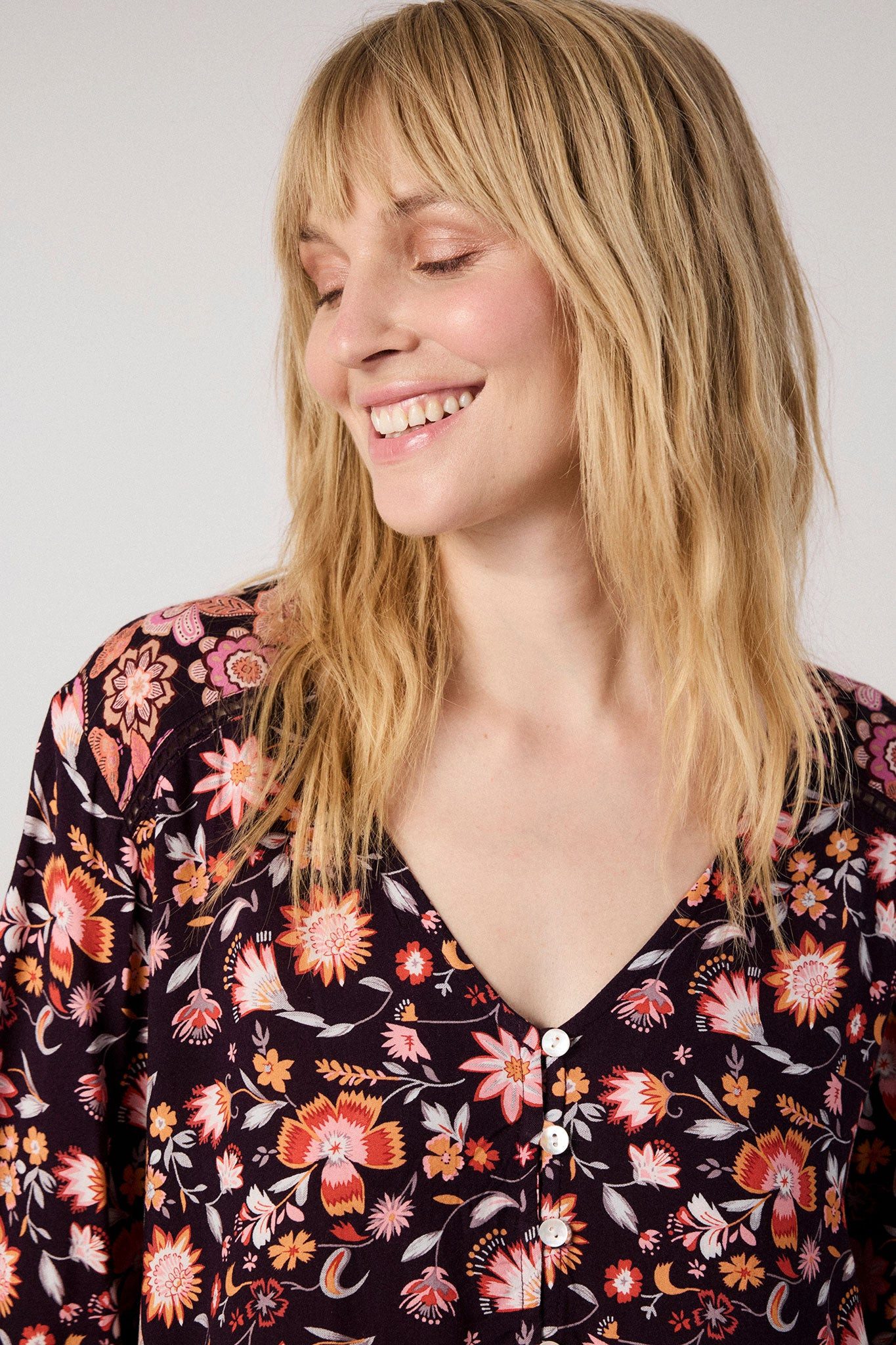 Himalaya Clothing Langarmbluse Langarm Bluse mit verspieltem Blumenprint - Bluse Damen aus Viskose Weiche Viskose Bluse mit hohem Tragekomfort – Bild 5 von 5