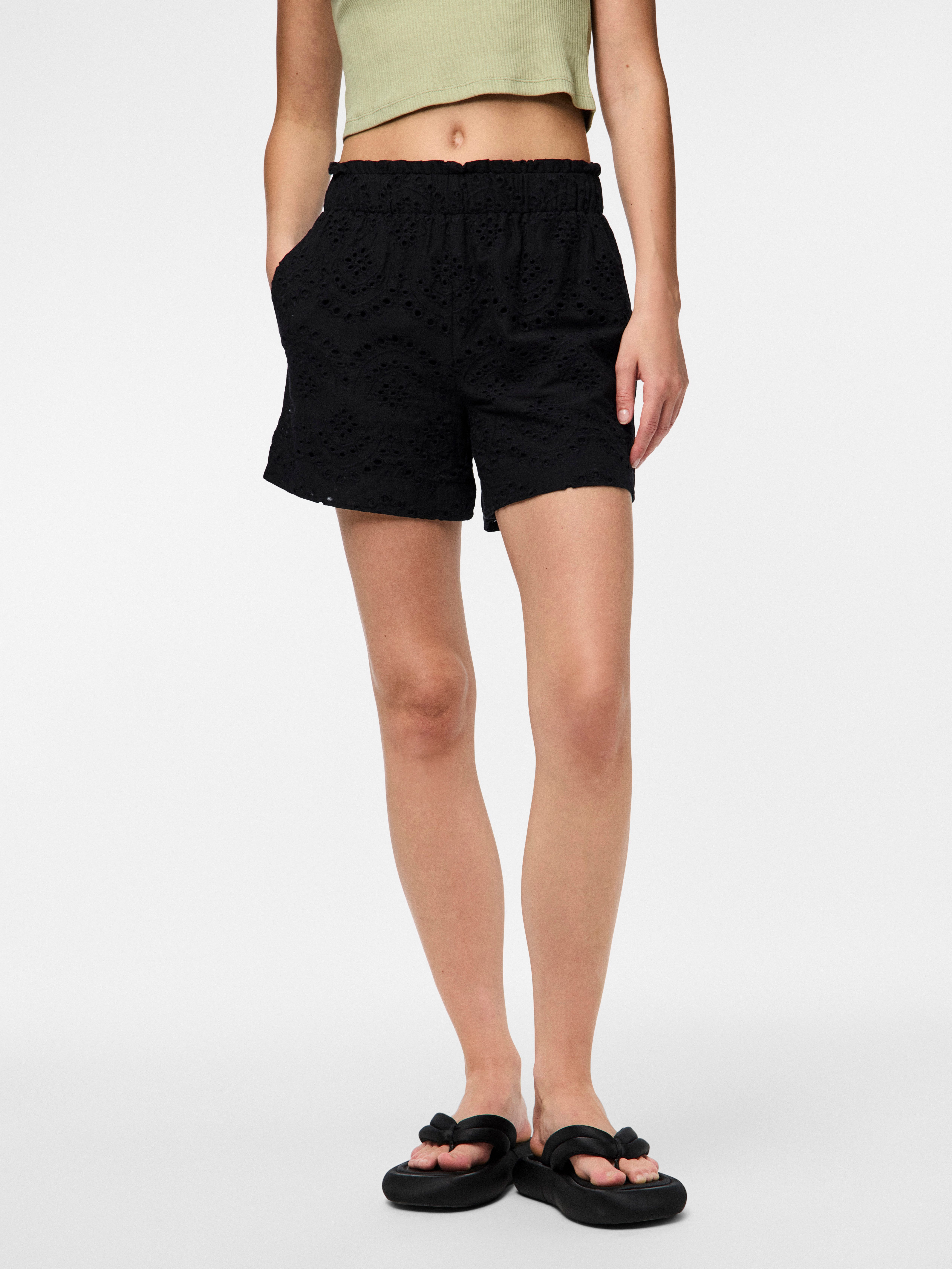pieces Shorts PCVILDE MW SHORTS WVN NOOS mit Lochstickerei