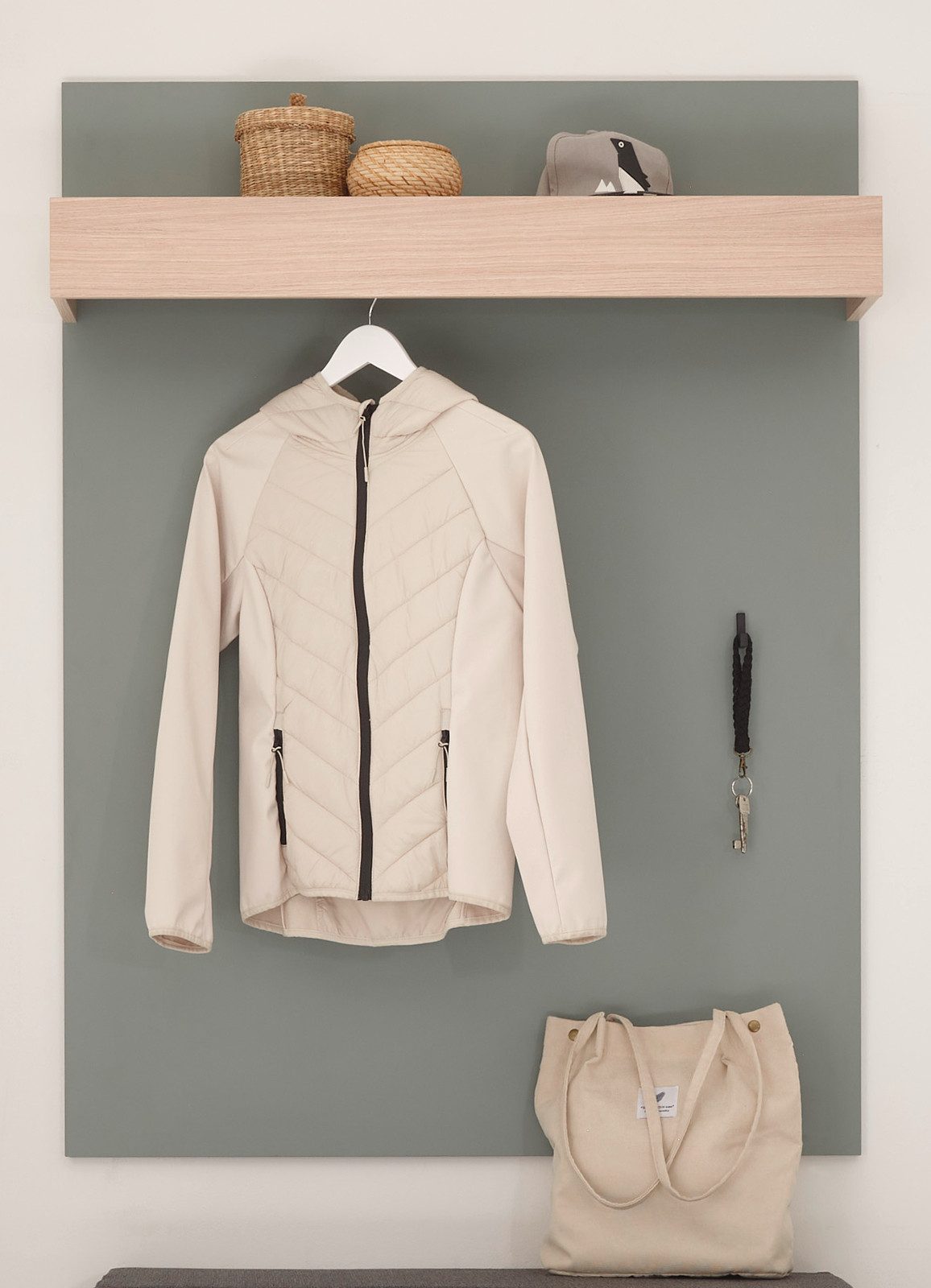 Furn.Design Garderobenpaneel Center (Wandgarderobe in Salbei Grün mit Eiche Dekor, 100 x 135 cm), verdeckte Kleiderstange