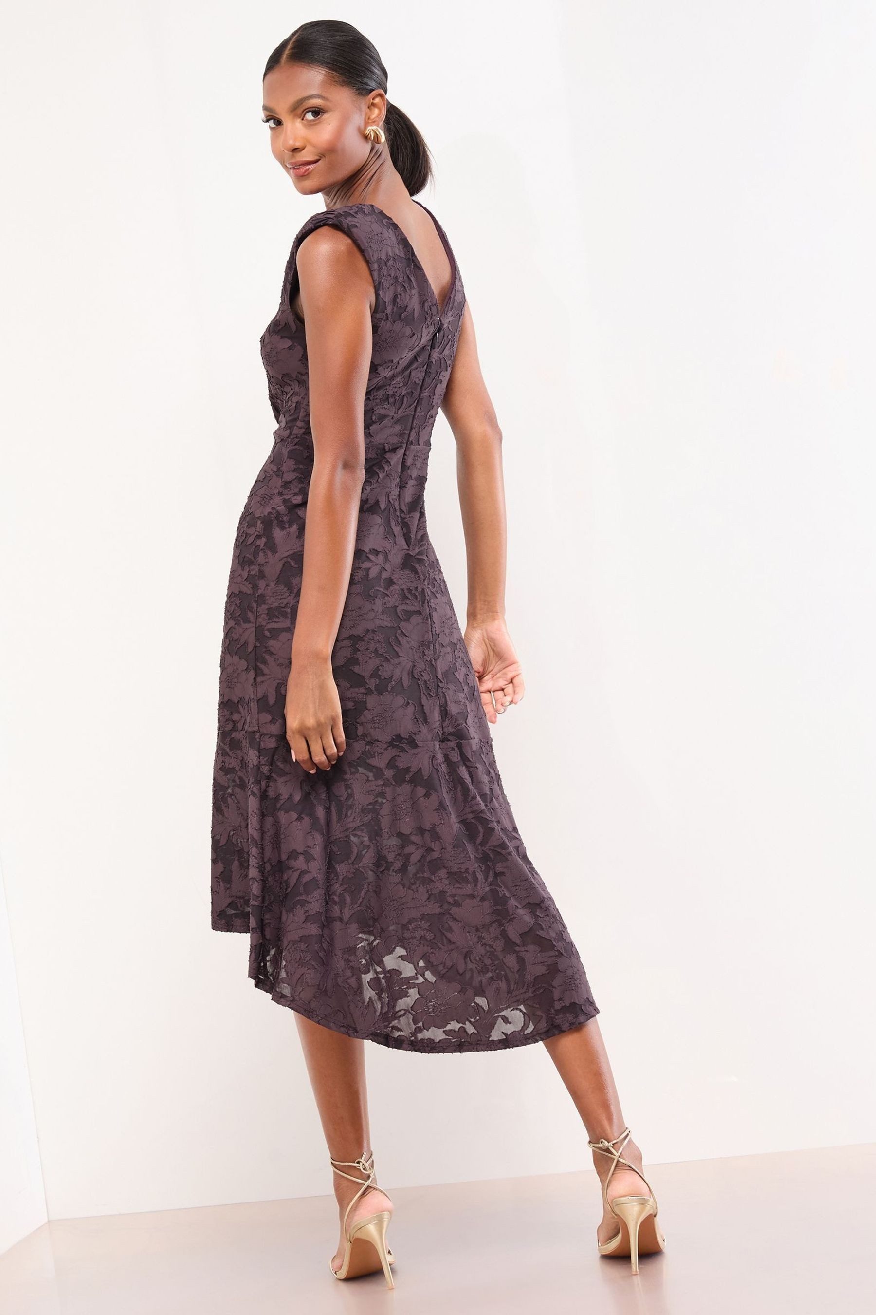 LIPSY Midikleid Lipsy ausgestelltes Midikleid mit V-Ausschnitt (1-tlg) günstig online kaufen