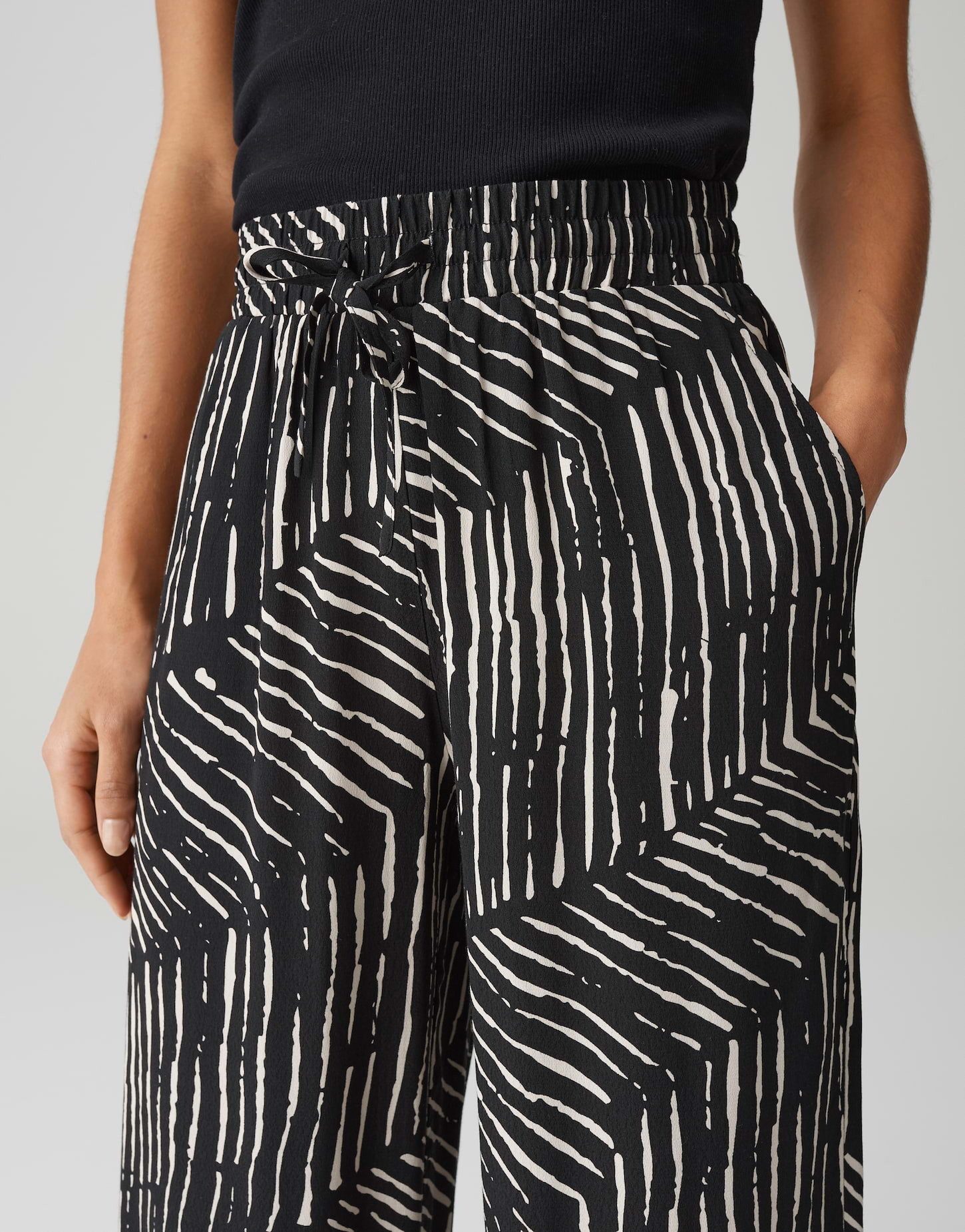 OPUS Stoffhose MAROU PALM LEAVES mit Komfortbund – Bild 4 von 5