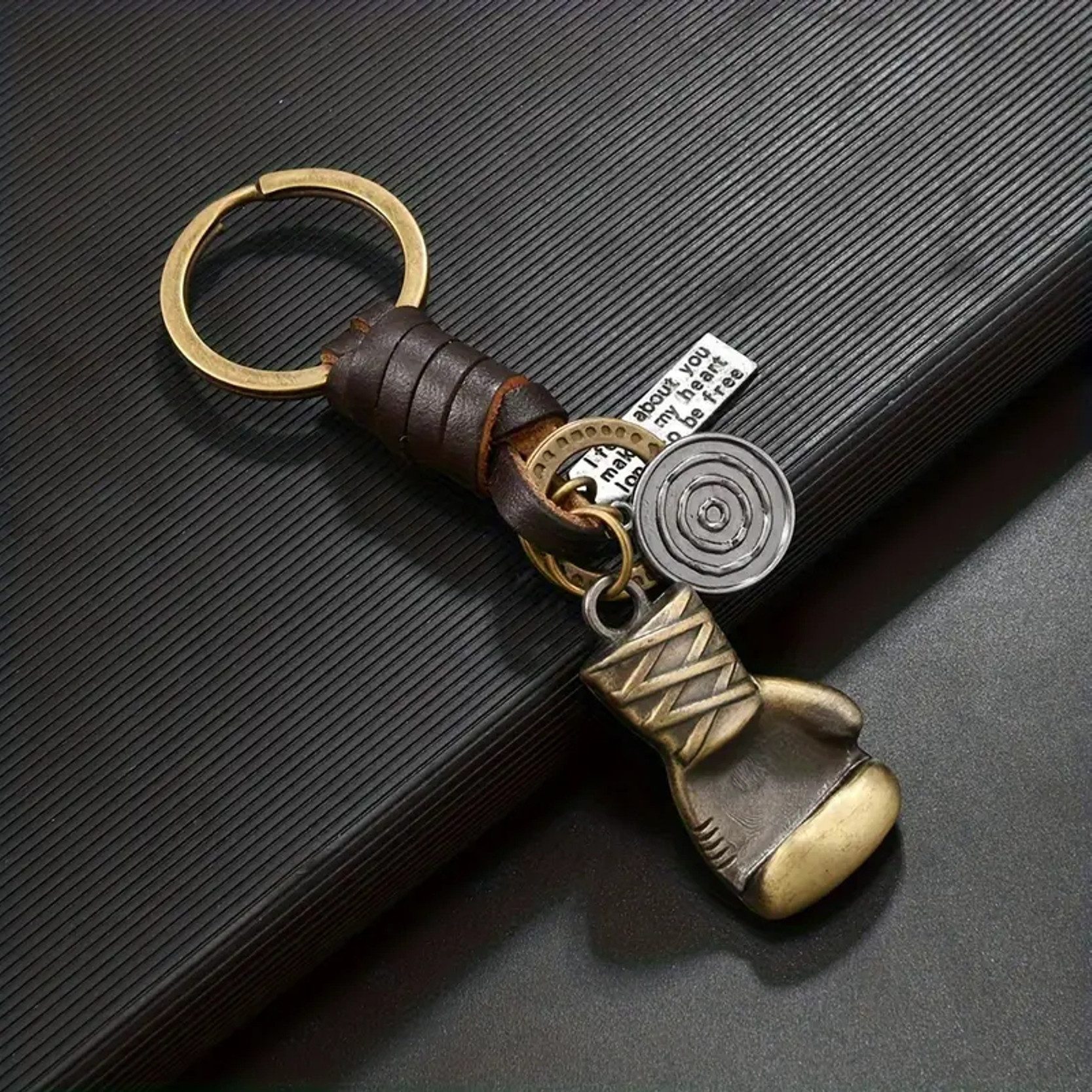 BAY-Sports Schlüsselanhänger Vintage Boxhandschuhe Boxen Kickboxen Kampfsport MMA Krav Maga Metall (11 cm, Stück), Zinklegierung im Altgold-Finish Retro-Look geflochtene Kunstlederband