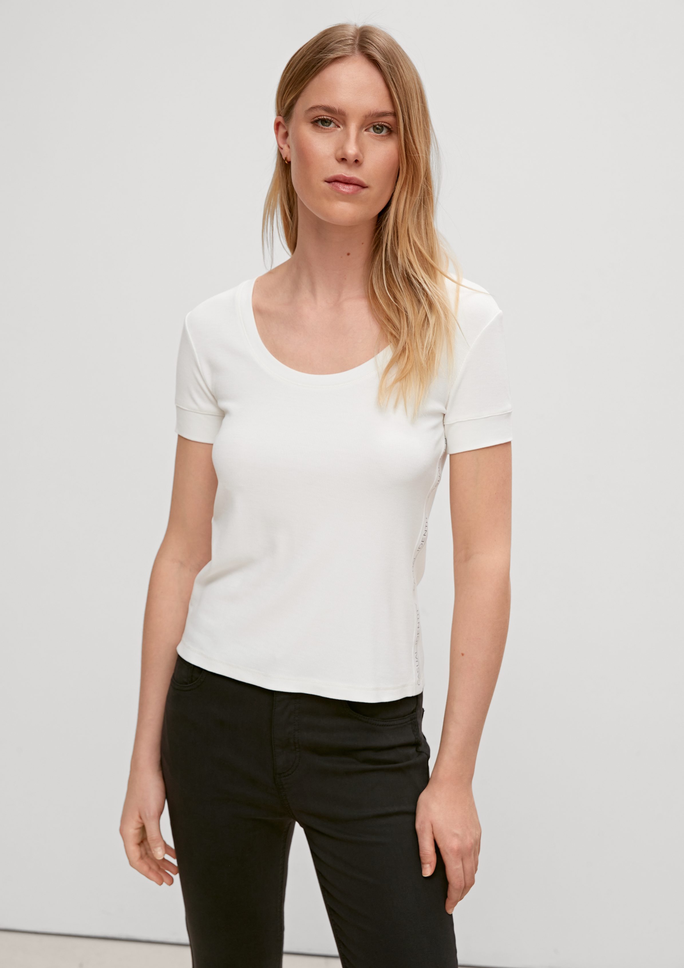 Top-Restaurant comma casual identity Kurzarmshirt Jerseyshirt Viskosestretch off Tape white aus