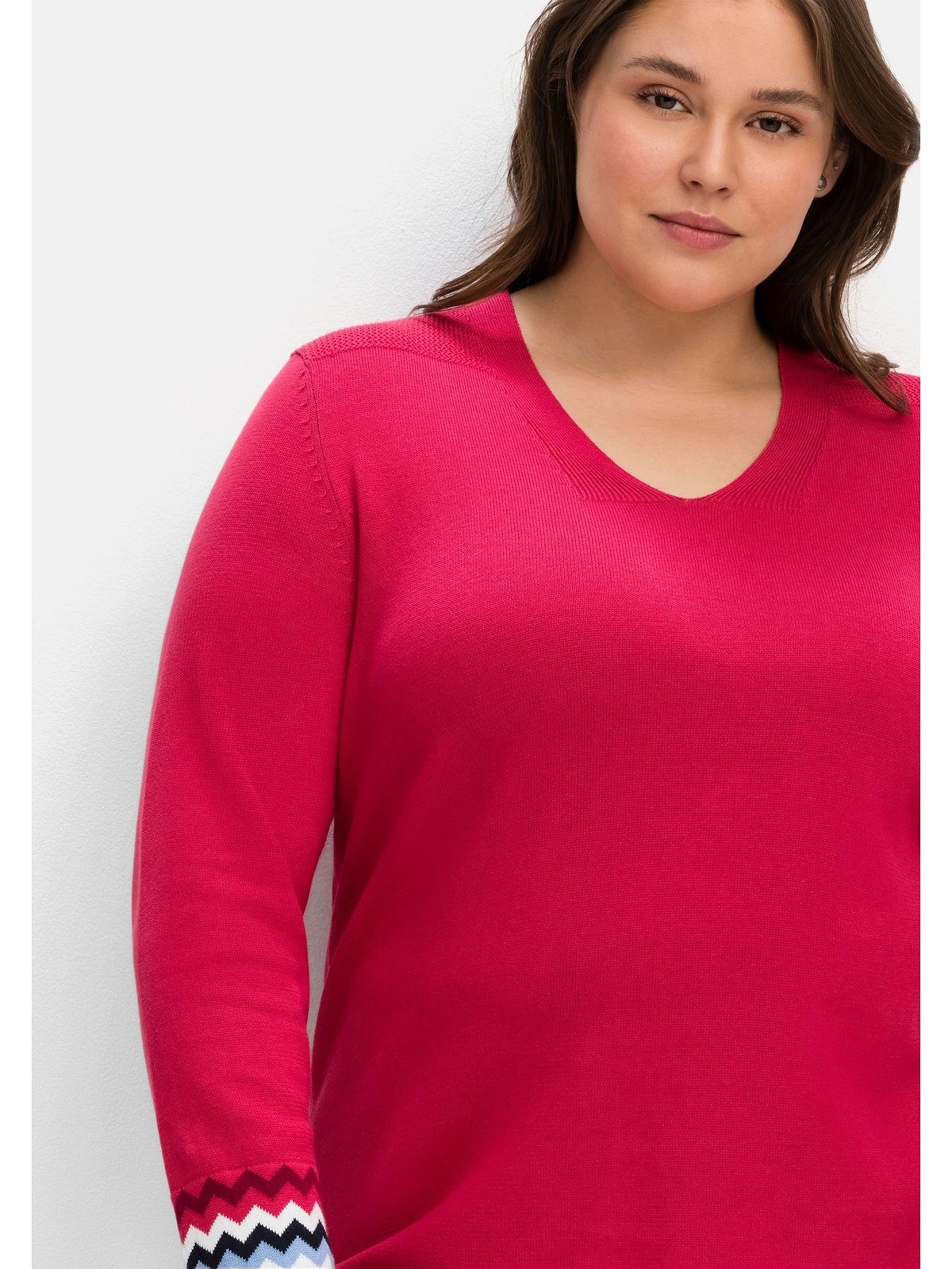Sheego Kontrastmuster Große mit Ärmelsaum Größen am V-Ausschnitt-Pullover