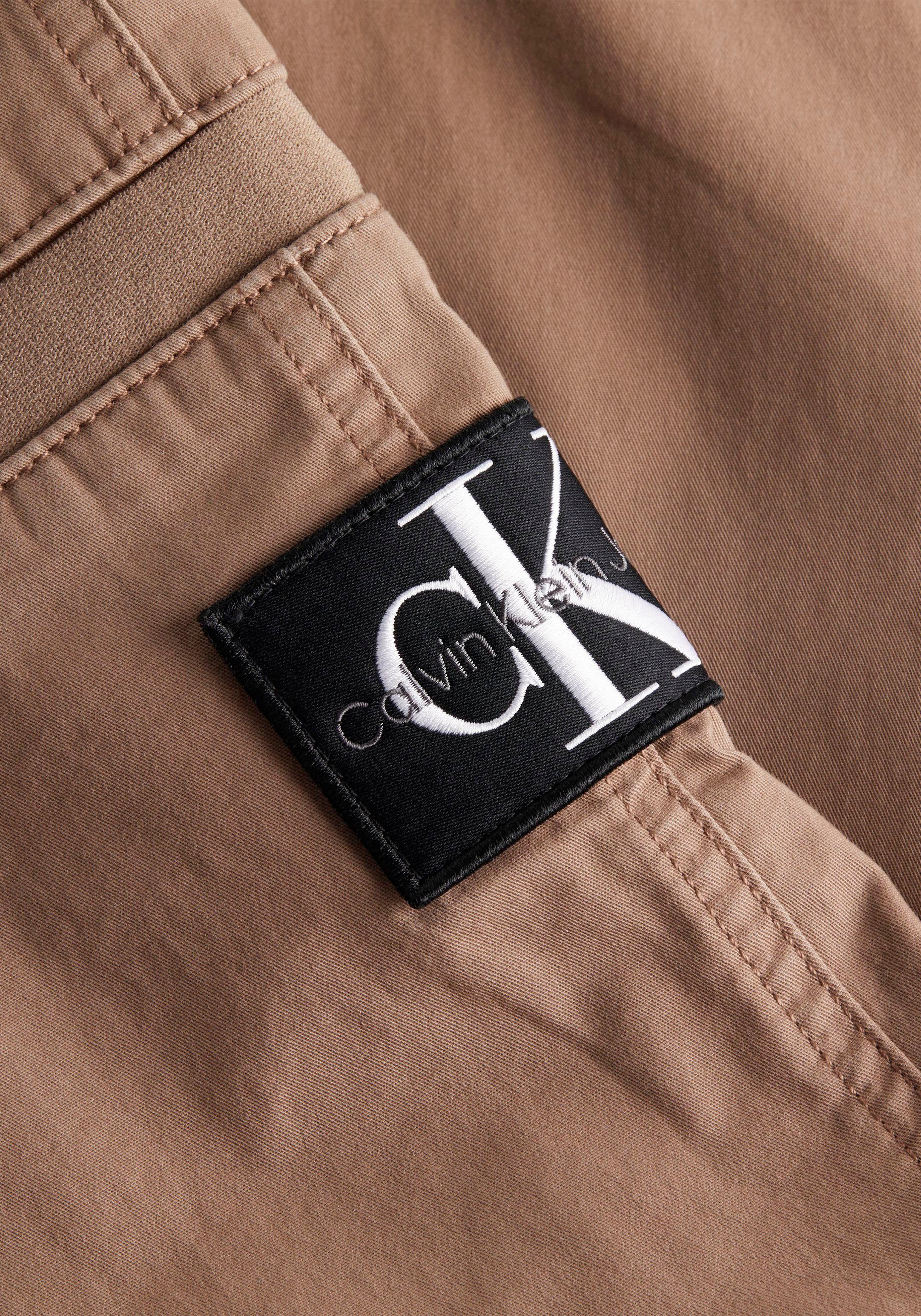 Calvin Klein Jeans Jogginghose Warm ELASTIC WOVEN mit PANT Toffee auf Logo-Badge Bein BADGE dem Calvin TRIM Klein