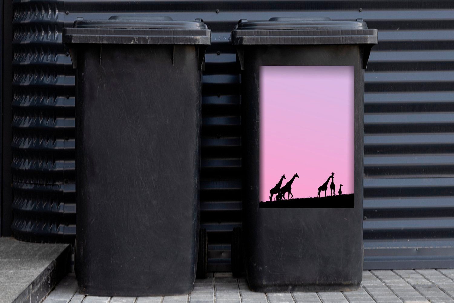 Sticker, Wandsticker MuchoWow von Mülltonne, Silhouette mit (1 Mülleimer-aufkleber, rosa Himmel Container, St), Giraffen Abfalbehälter
