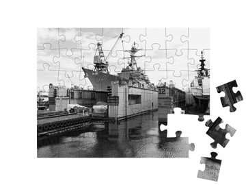 puzzleYOU Puzzle Flugzeugträger im Hafen von Seattle, schwarz-weiß, 48 Puzzleteile, puzzleYOU-Kollektionen Fahrzeuge