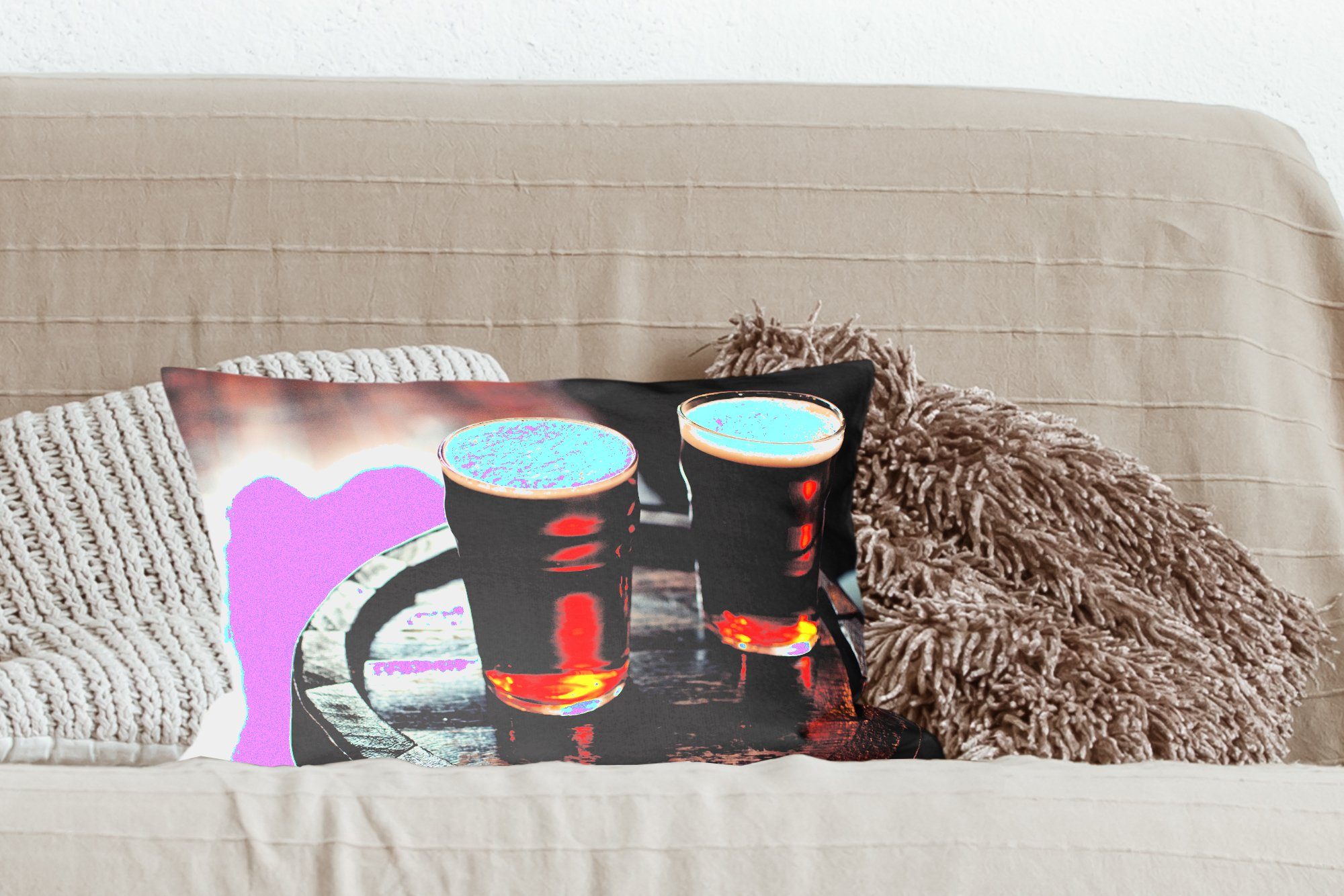 MuchoWow Dekokissen Zwei köstliche Biere vom Zierkissen, mit einem Holzfass, Füllung, Dekoration, Dekokissen auf Schlafzimmer Fass Wohzimmer