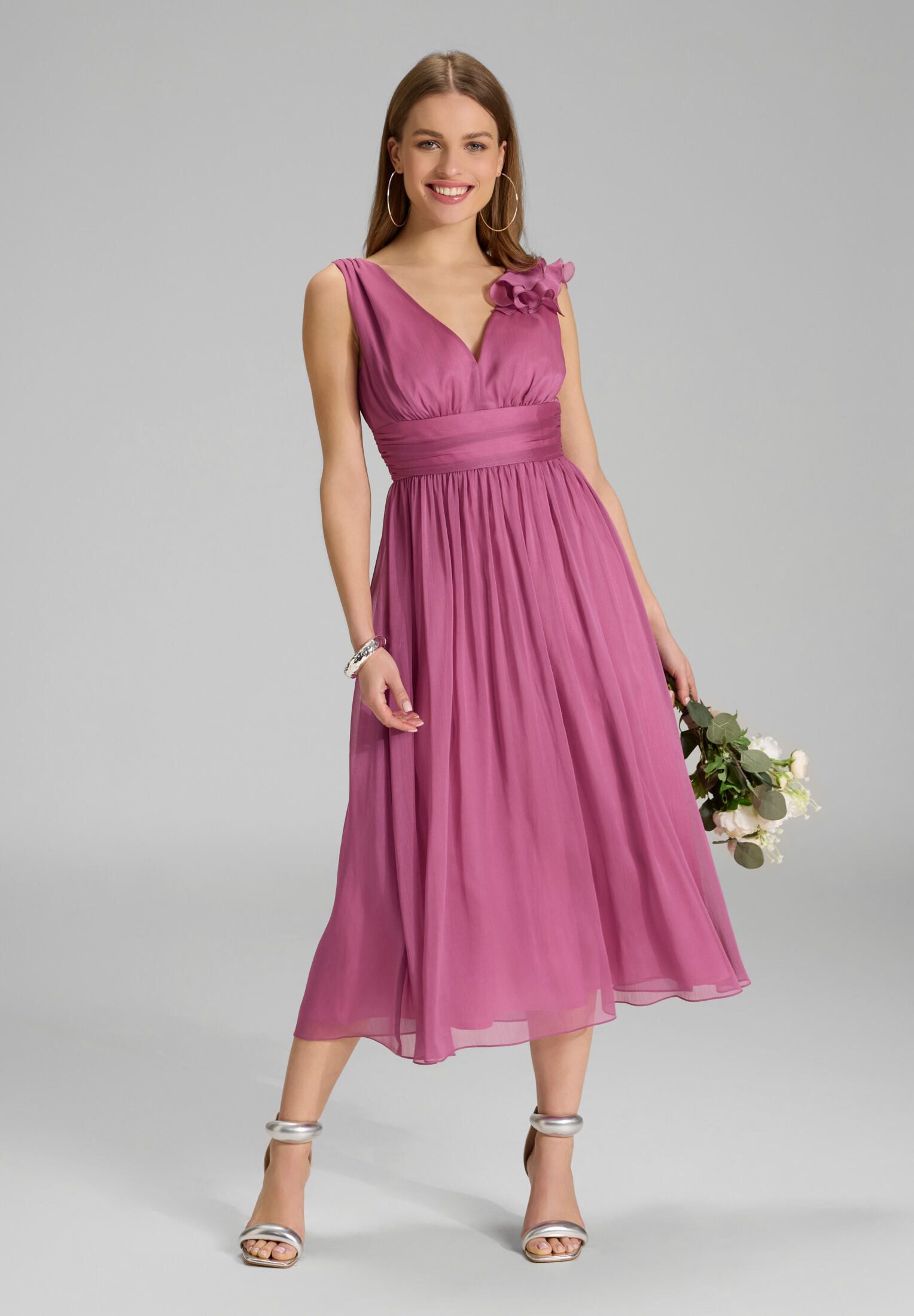 SWING Cocktailkleid Taillierter Schnitt mit ausgestelltem Rockteil günstig online kaufen