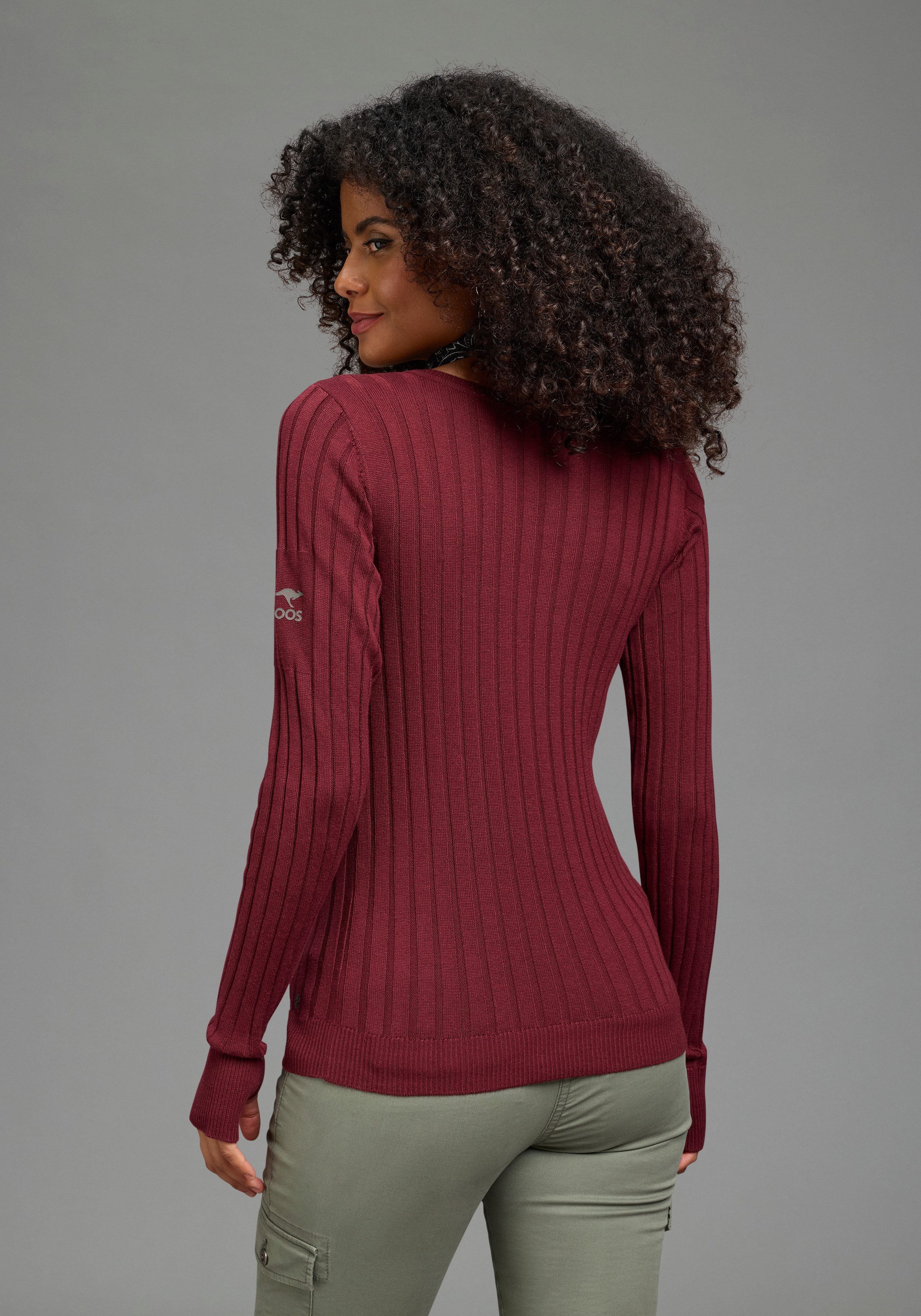 KangaROOS V-Ausschnitt-Pullover hüftlange Schnittform, mit Rippstrick, figurbetonte Passform