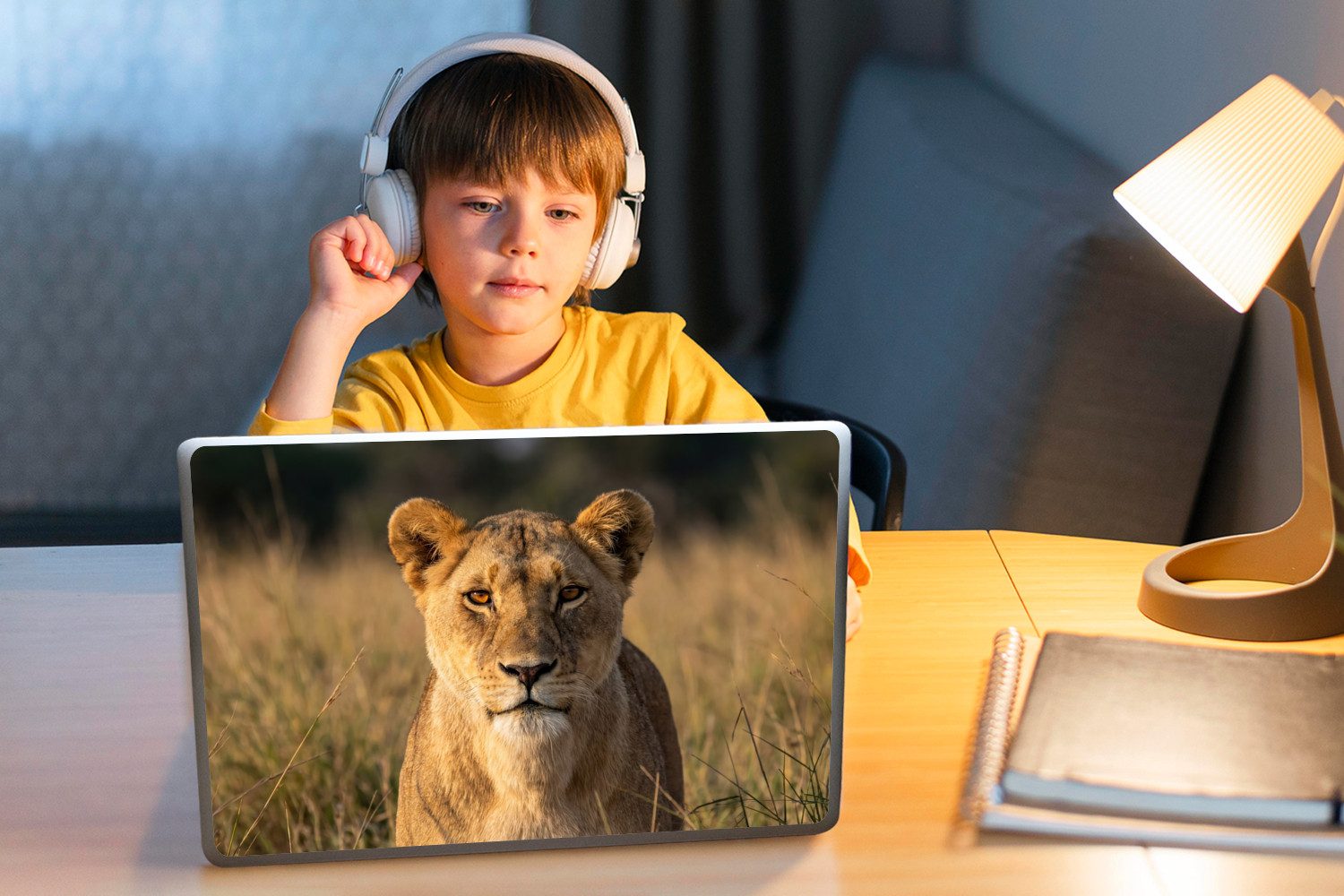 MuchoWow Laptop-Aufkleber Löwin - Gras - Gelb, (1tlg), Laptop Folien Cover, Aufkleber, Sticker, Schutz vor Kratzern, 30x21 cm